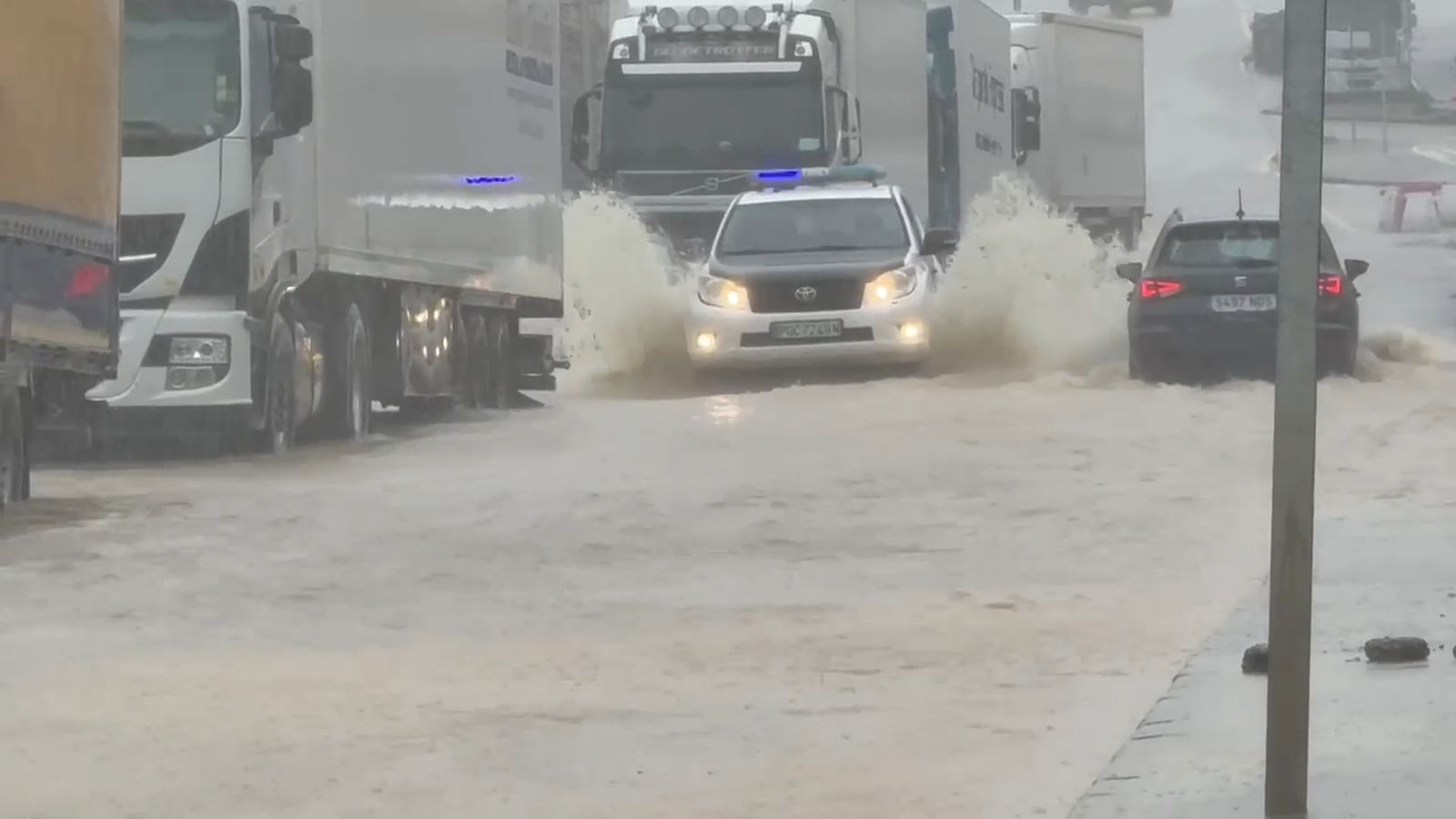 La riada anega las calles de Algeciras.