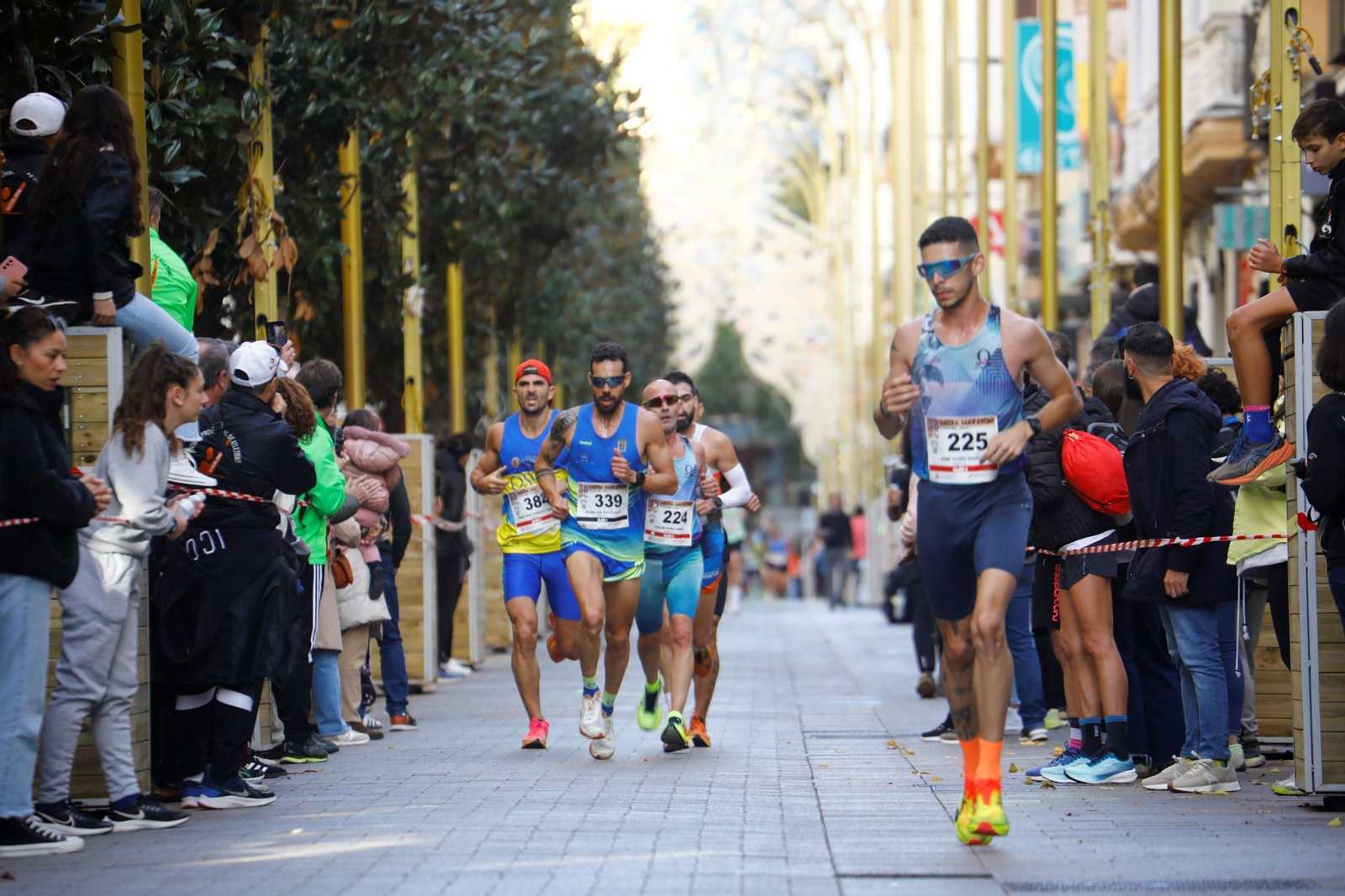 Varios corredores transitan por Cruz Conde durante la cita del año pasado. Varios corredores transitan por Cruz Conde durante la cita del año pasado.