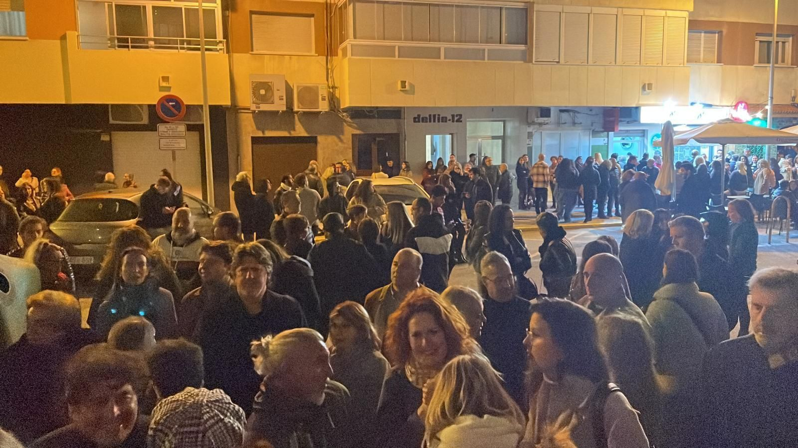 El público agolpado en el exterior de la Sala Holiday, en la calle Nereidas.