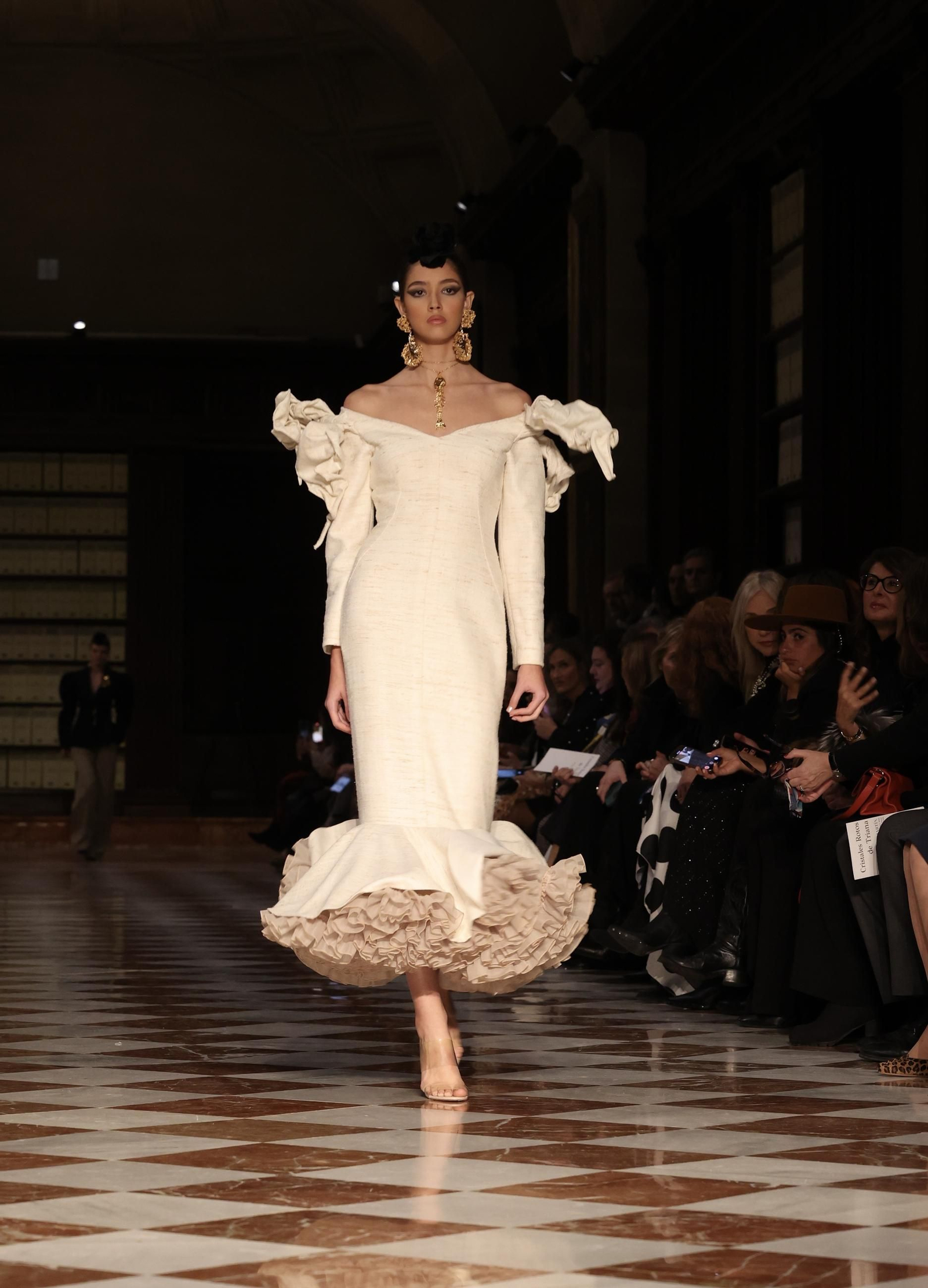 Desfile de Juana Martín en el Archivo de Indias de Sevilla