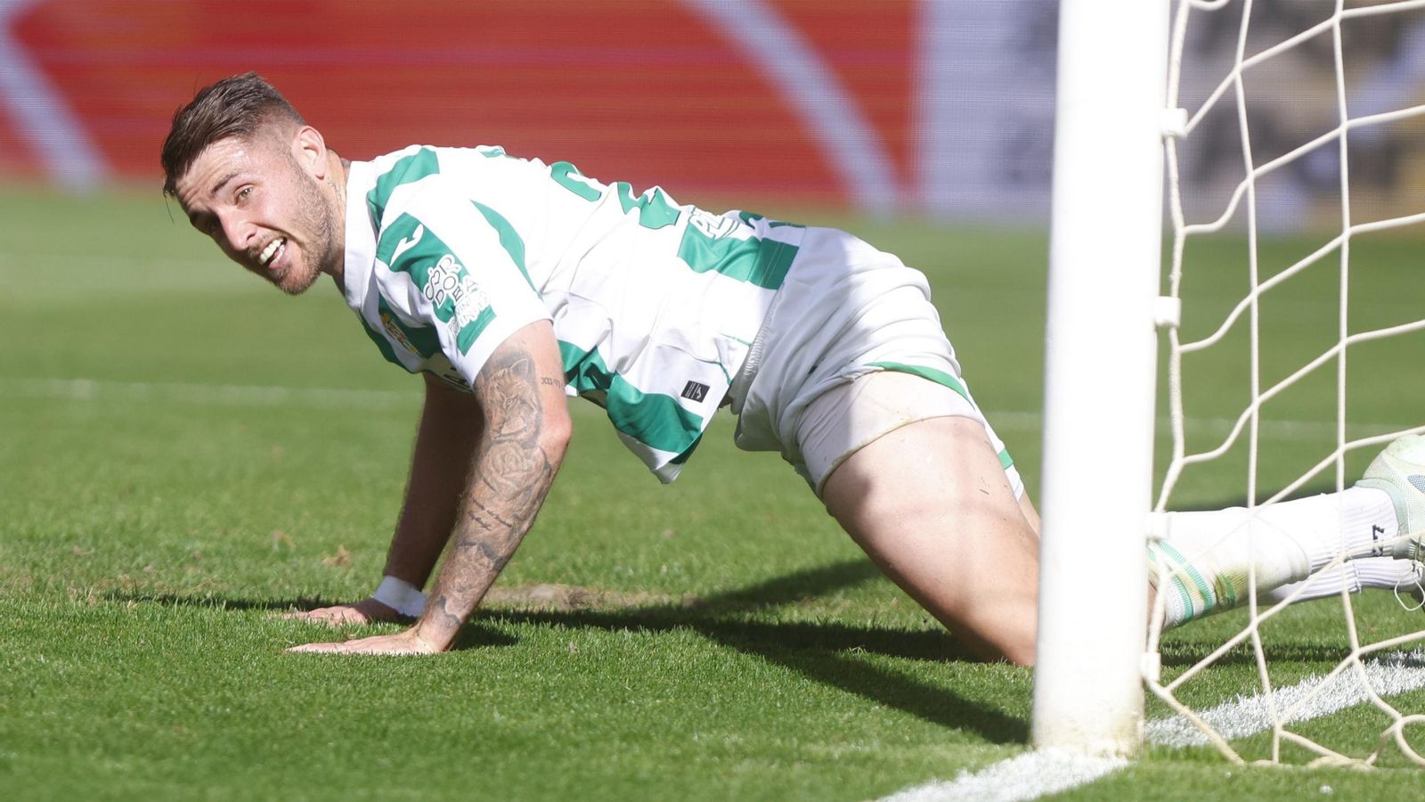 Antonio Casas, delantero del Córdoba CF, se lamenta tras una ocasión fallada en el partido ante el Real Oviedo.