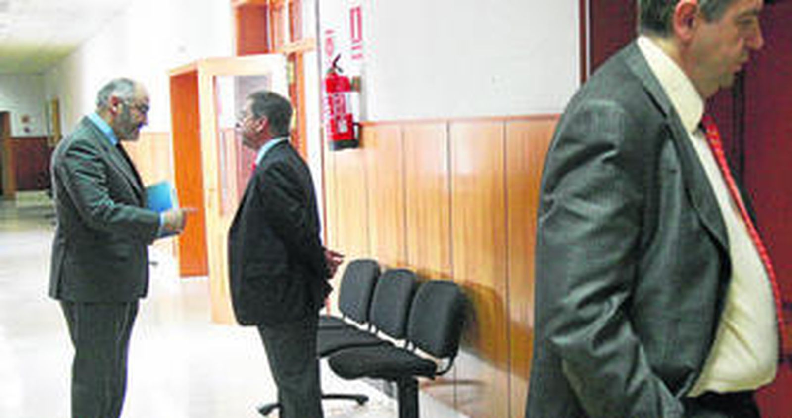 Manuel Rodríguez de Castro charla al fondo con su abogado mientras que Miguel Osuna aparece en primer plano.