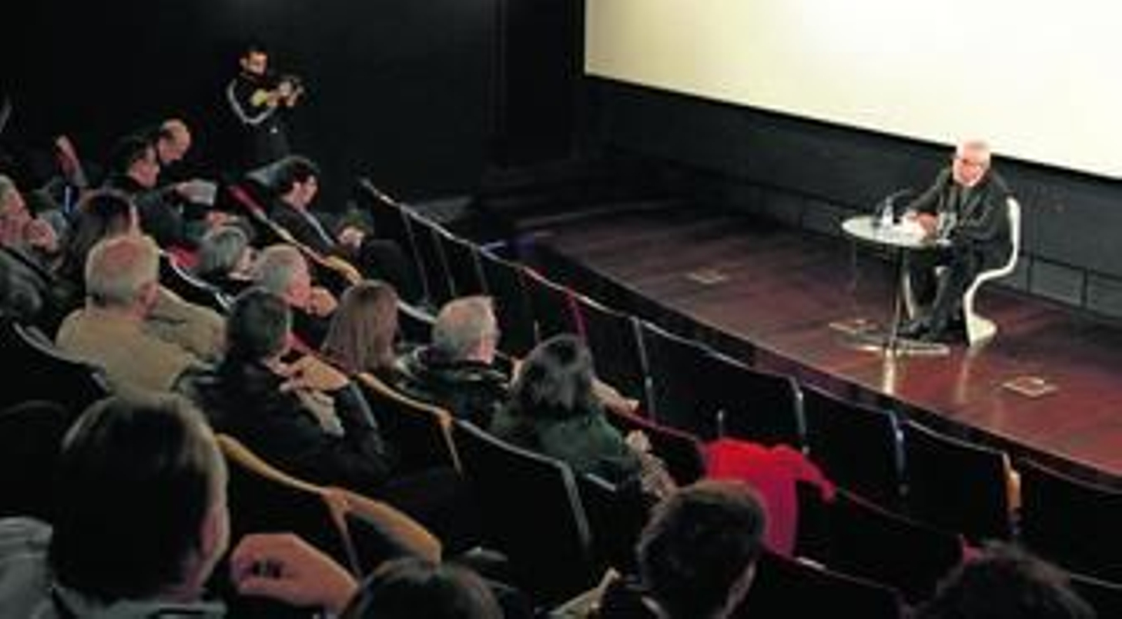 Antonio Giménez Rico presenta el acto en homenaje al actor sanroqueño, ayer en la Academia de Cine en Madrid.