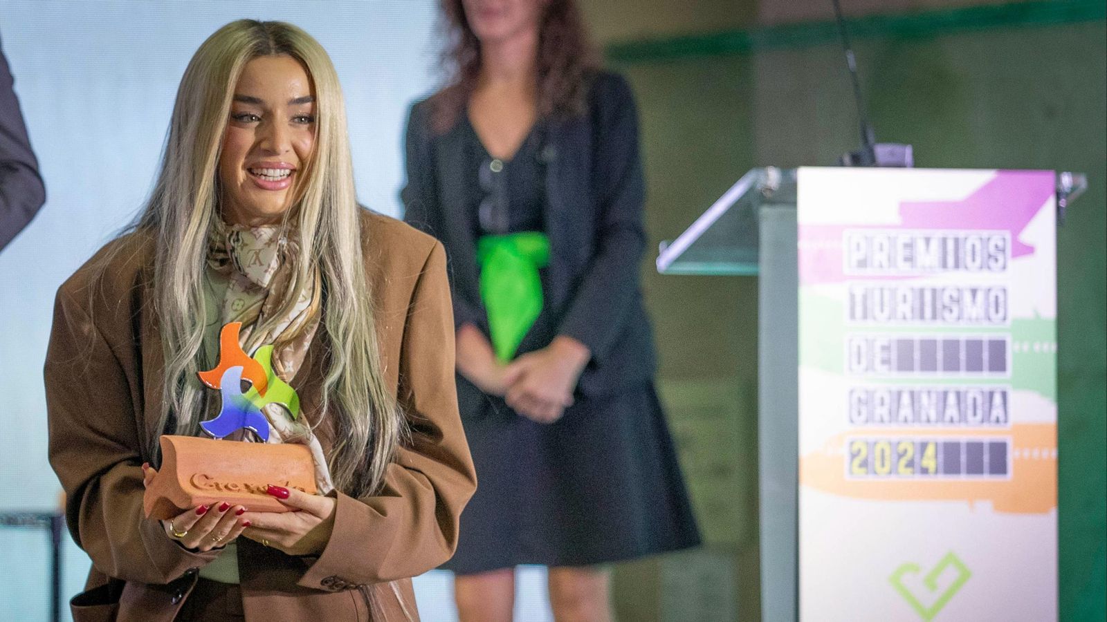La artista Lola índigo recibe un galardón en los Premios Turismo de Granada