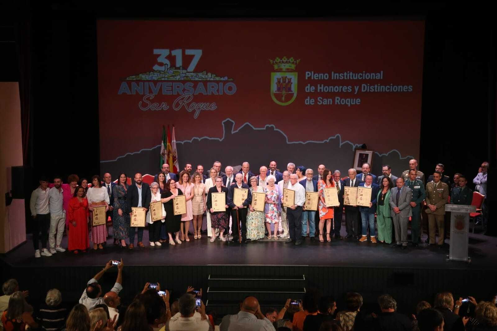 Premiados y autoridades, a la finalización del acto