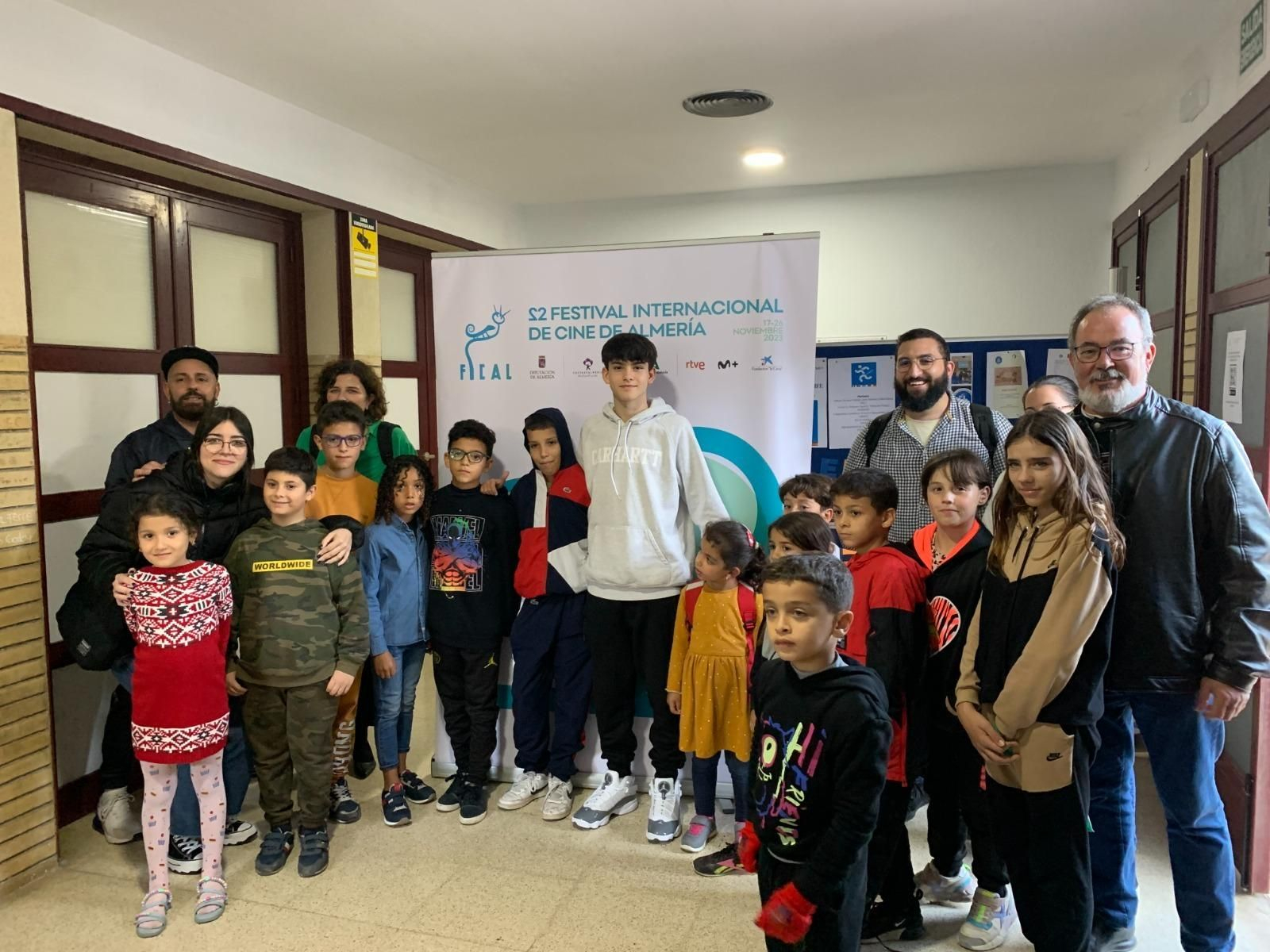 Rubén Fulgencio con un grupo de niños.