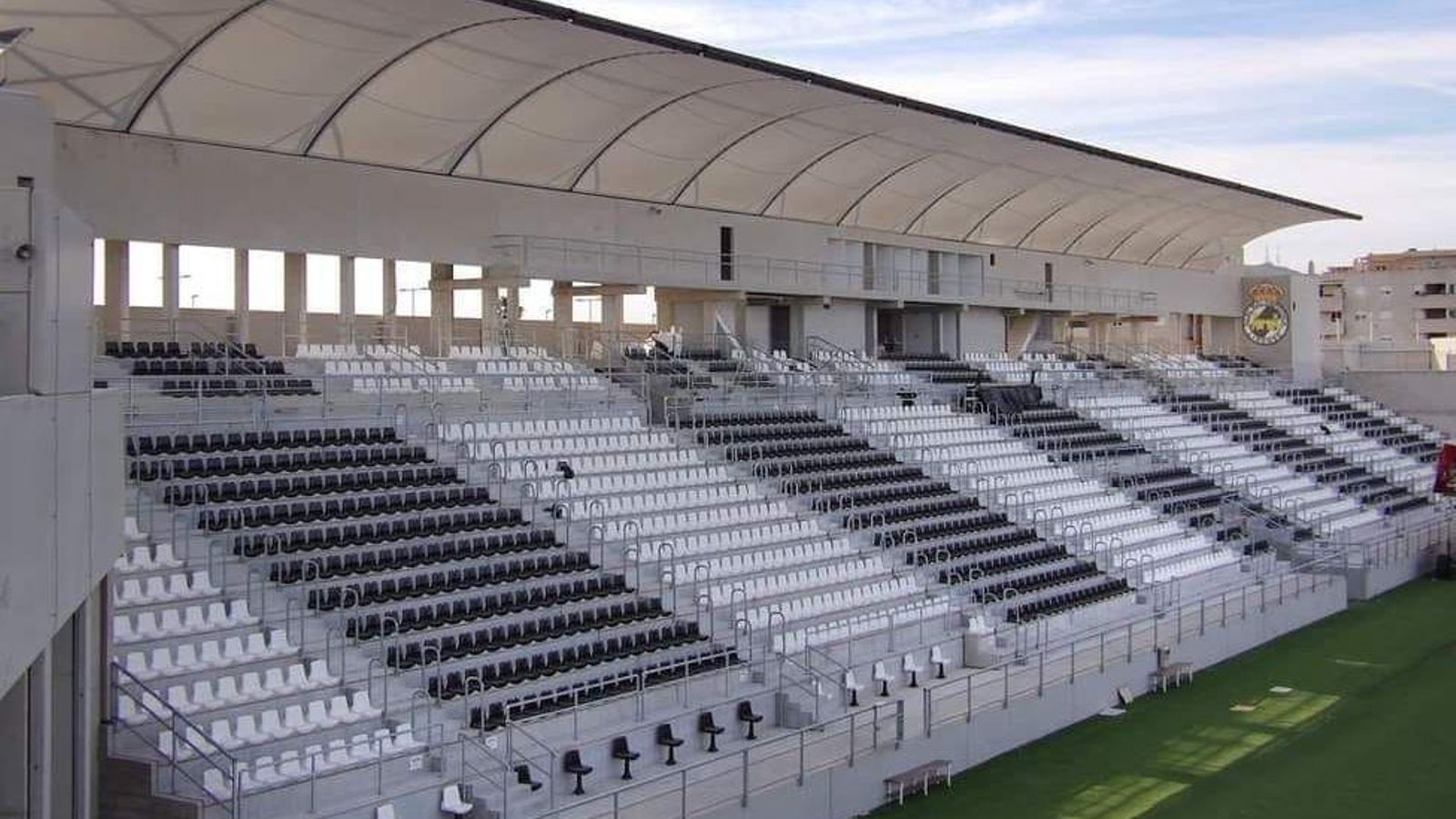 La nueva Tribuna del Ciudad de La Línea, estadio donde jugarán el Córdoba CF y el Málaga su amistoso. La nueva Tribuna del Ciudad de La Línea, estadio donde jugarán el Córdoba CF y el Málaga su amistoso.