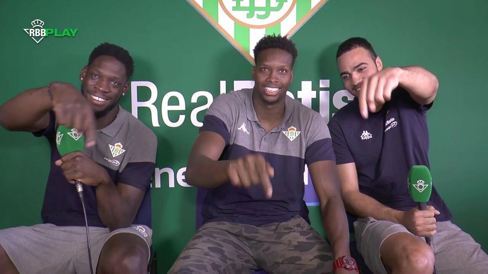 Tunde, Samb y Obi, durante el vídeo.