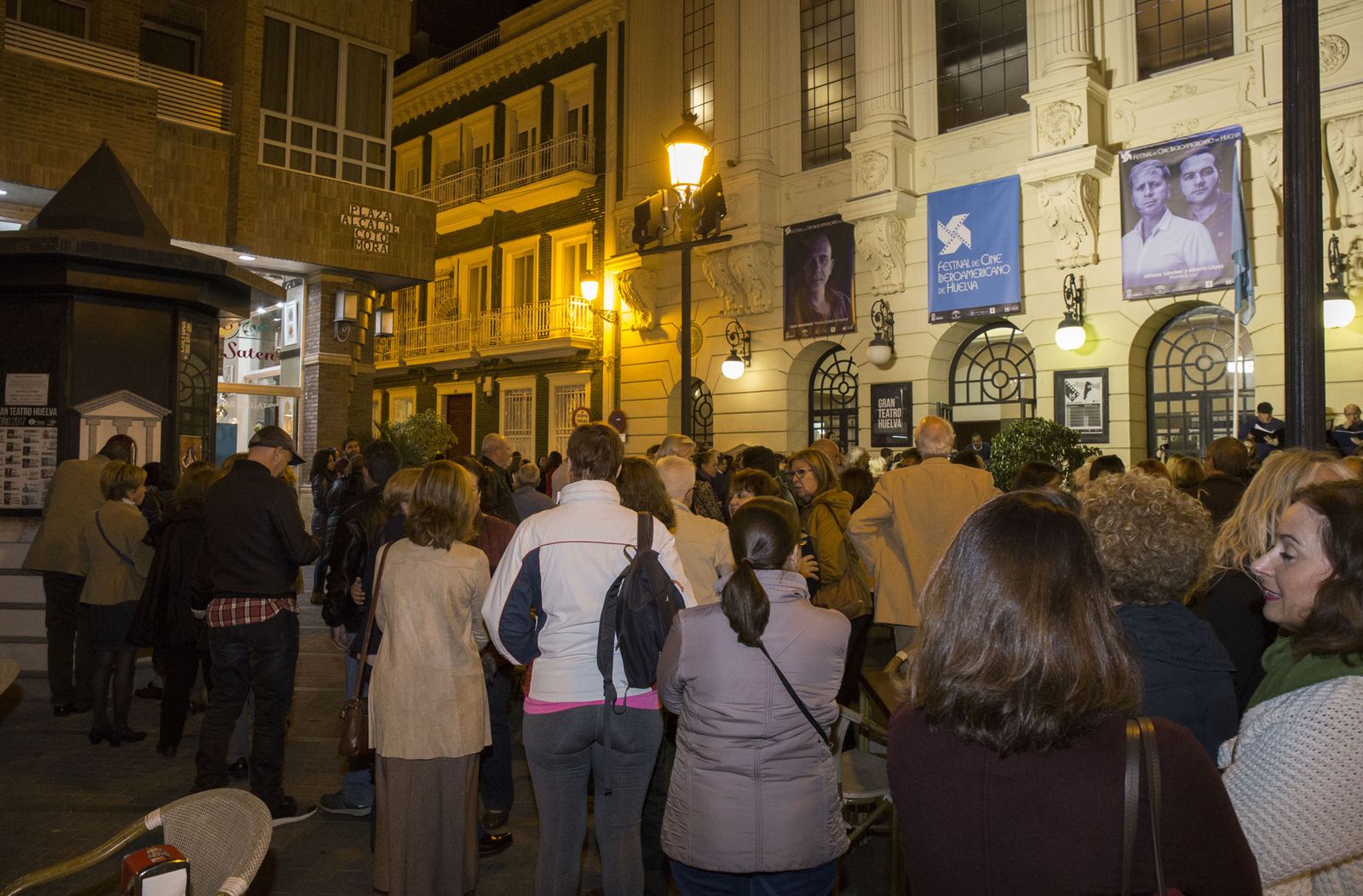 Colas a la entrada del Gran Teatro para una sesión del Festival.