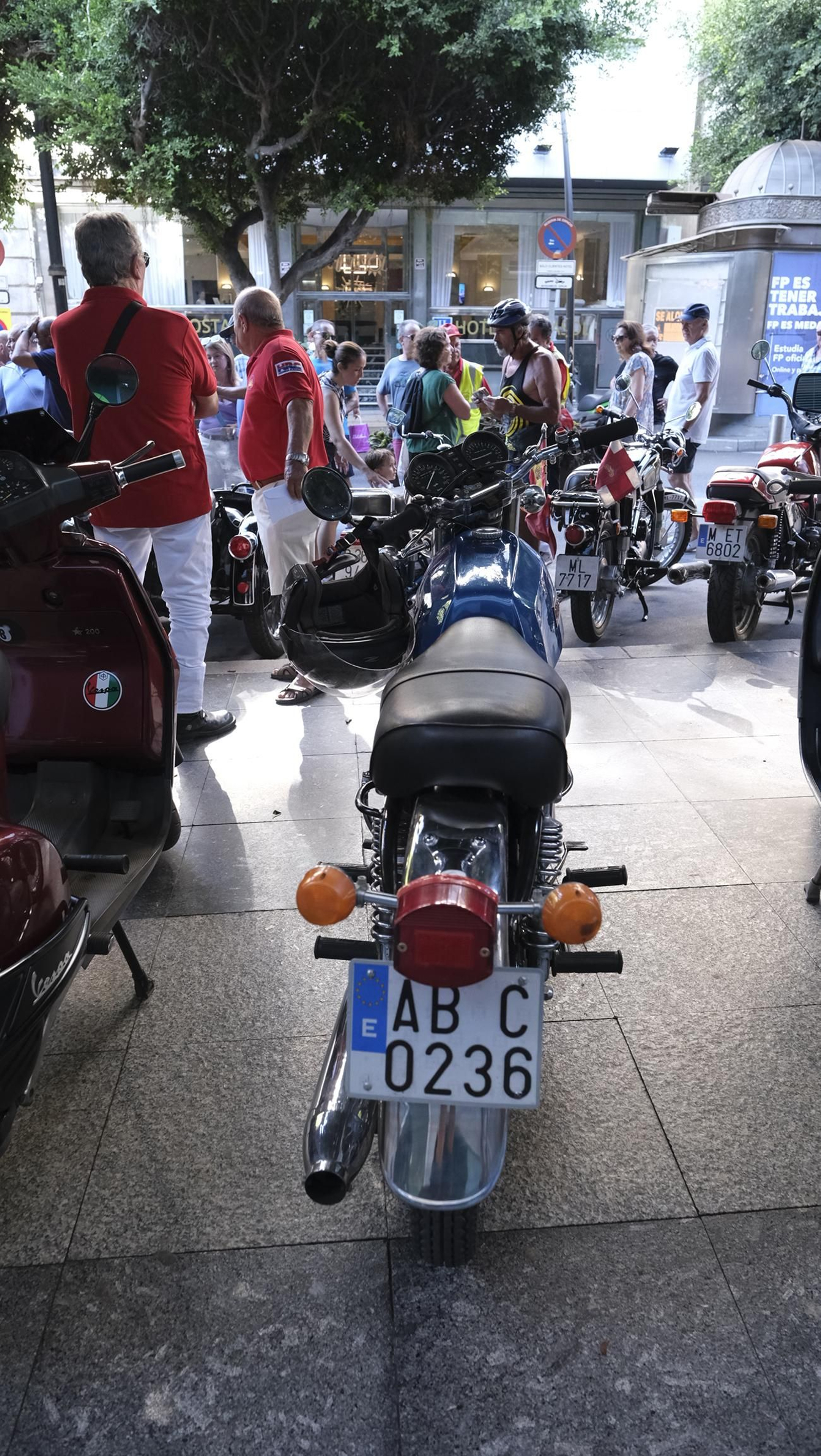 Las motos antiguas dan brillo a la Feria de Almería