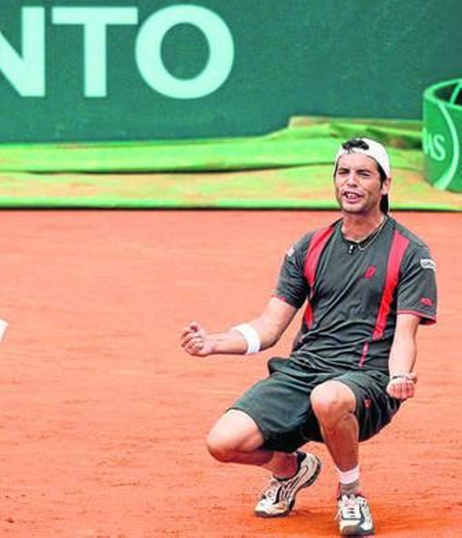 Montañés celebra la consecución del título.