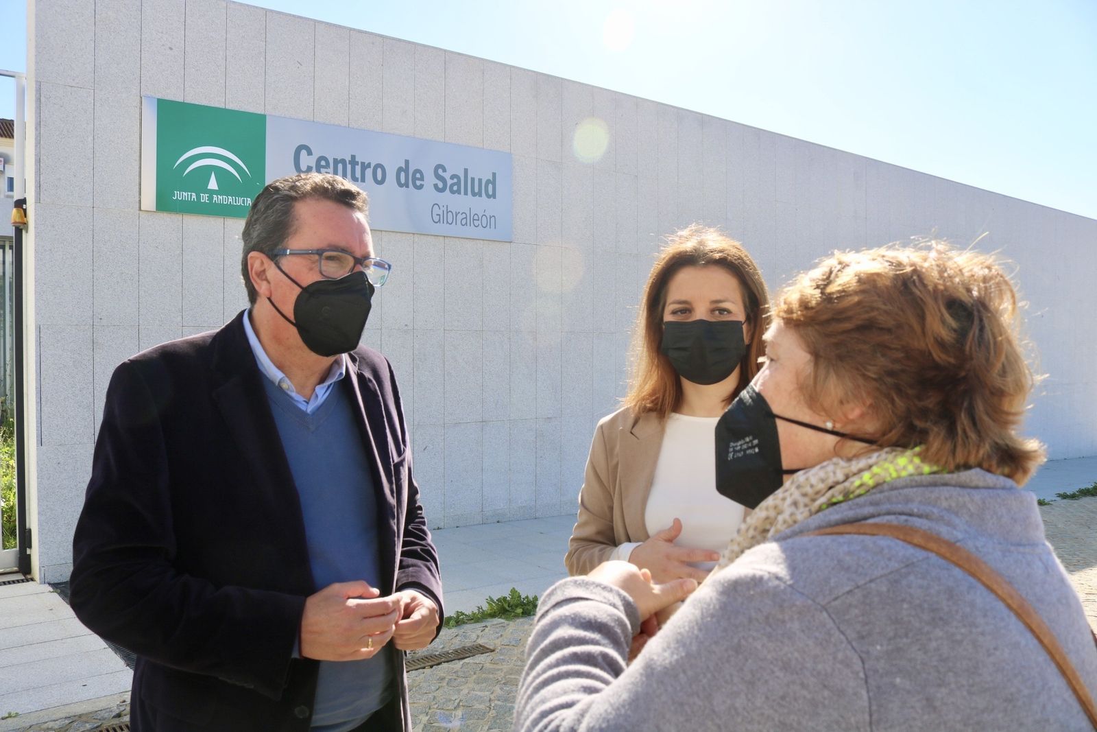 Visita de los representantes populares al centro de salud de Gibraleón.