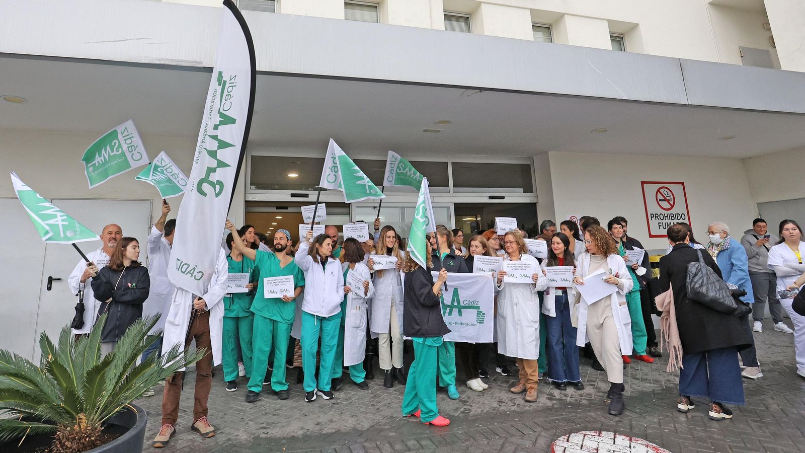 Concentración en el Hospital de Jerez contra el anteproyecto del Estatuto Marco de Sanidad.