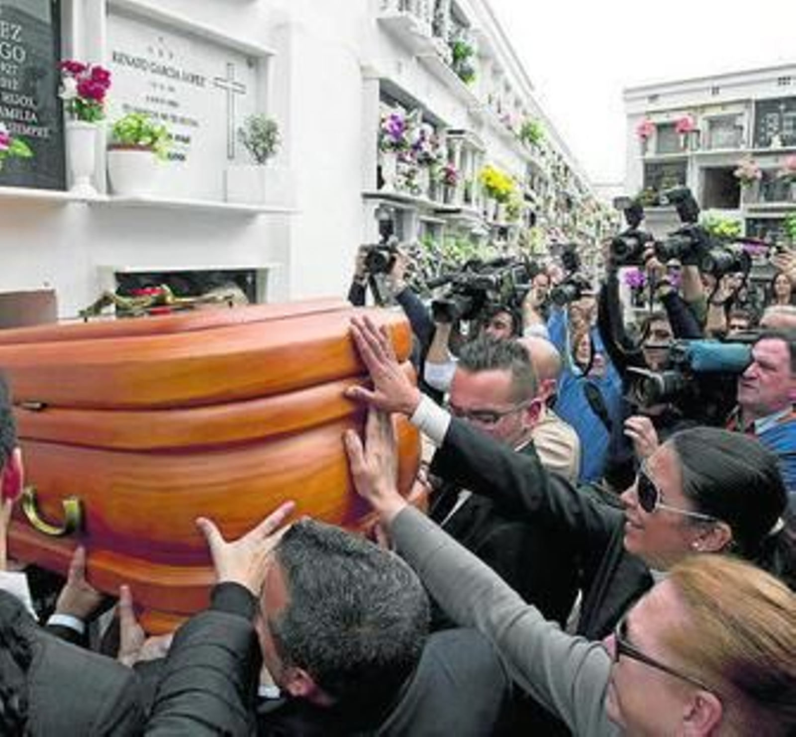 El entierro de la artista congregó a una multitud.