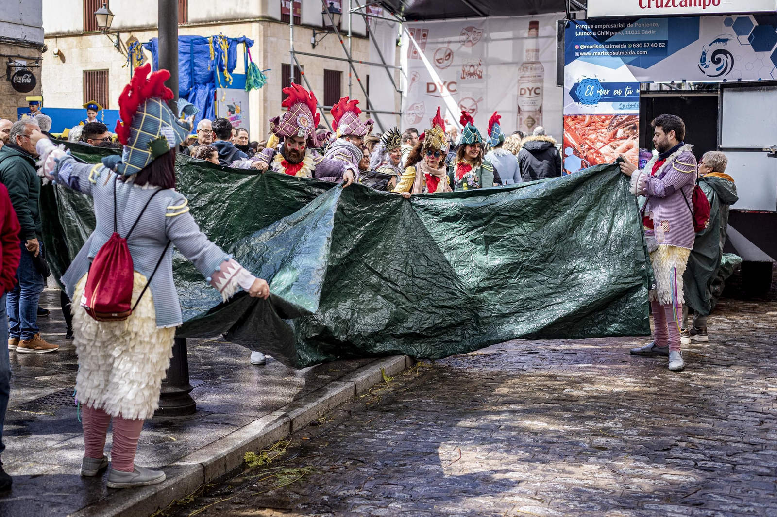 Las imágenes del segundo sábado de Carnaval de Cádiz 2025: Carrusel de coros bajo la lluvia