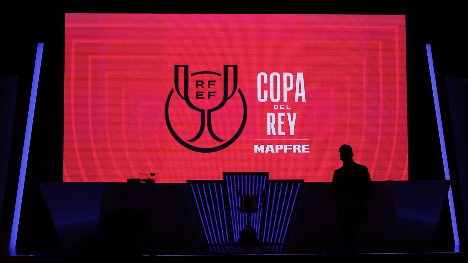 Contraluz del sorteo de la Copa del Rey en el salón Luis Aragonés de la Ciudad del Fútbol.