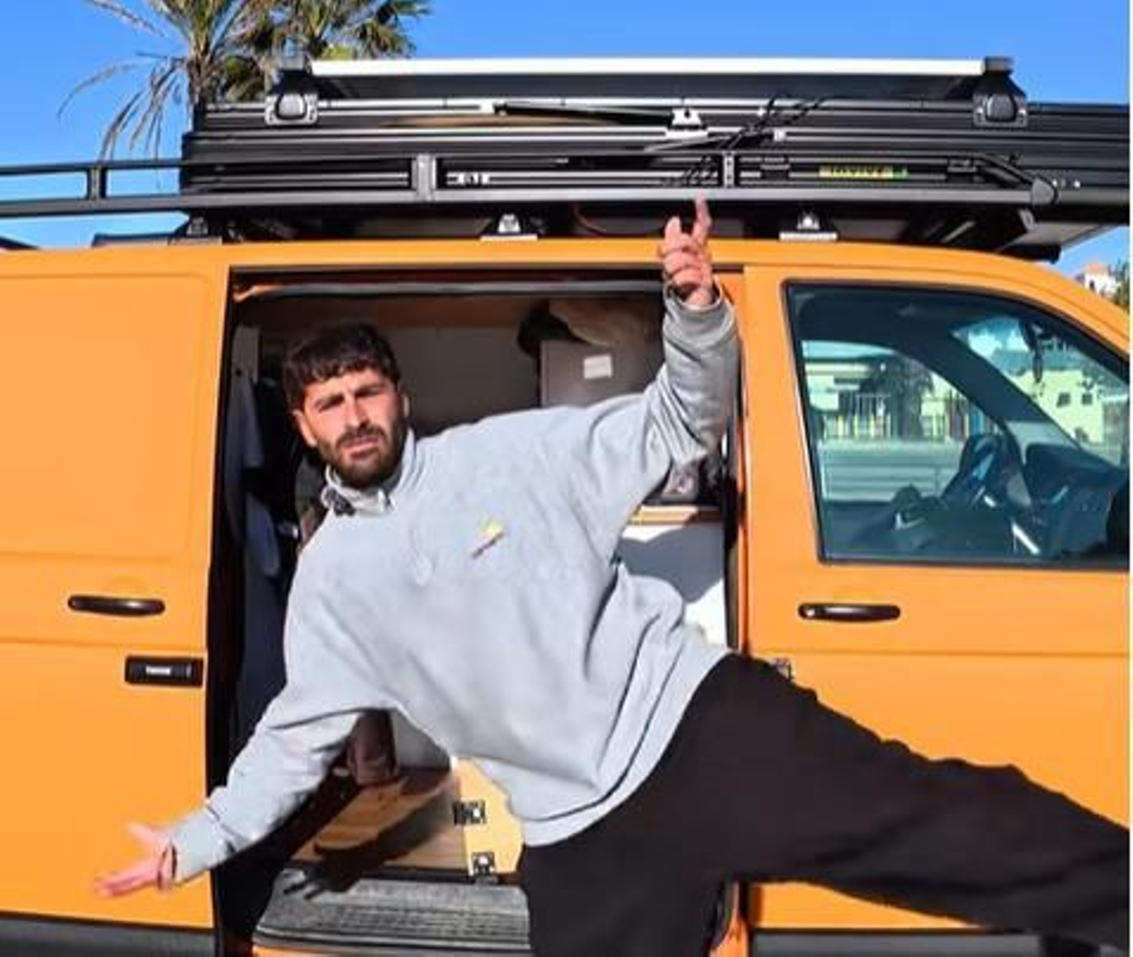 José Antonio muestra la furgoneta en la que vive