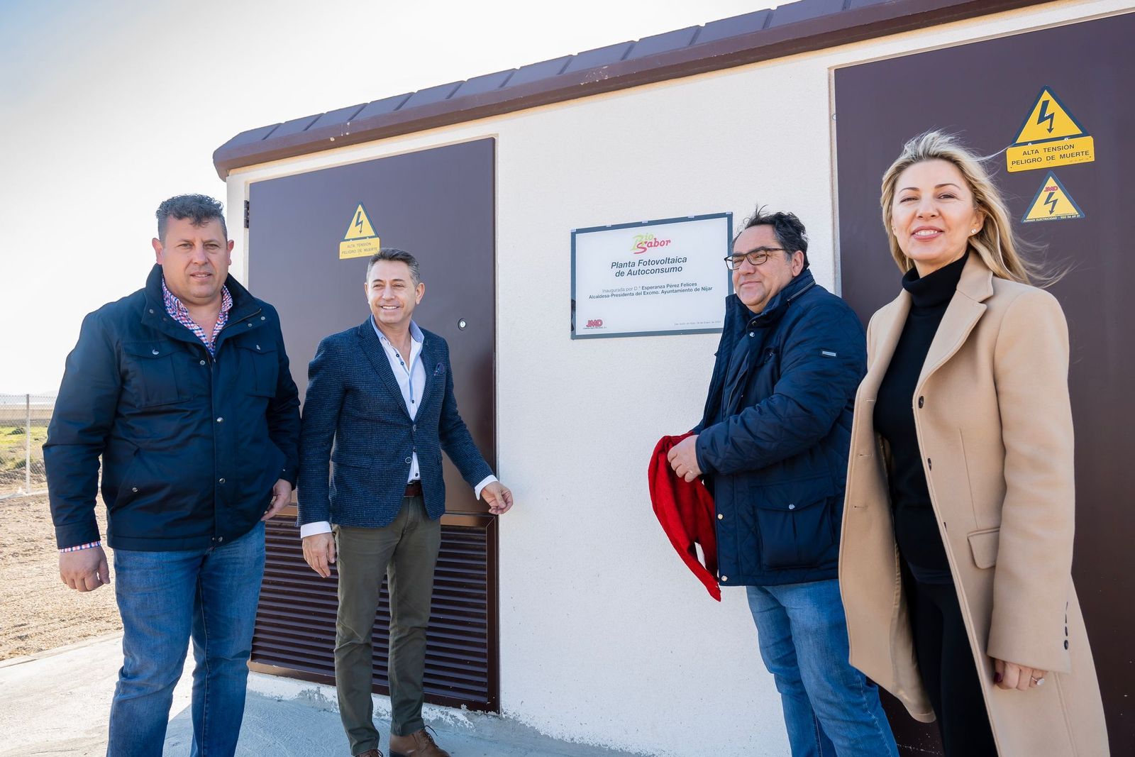 Momento de la inauguración de la planta, descubriendo la placa conmemorativa.