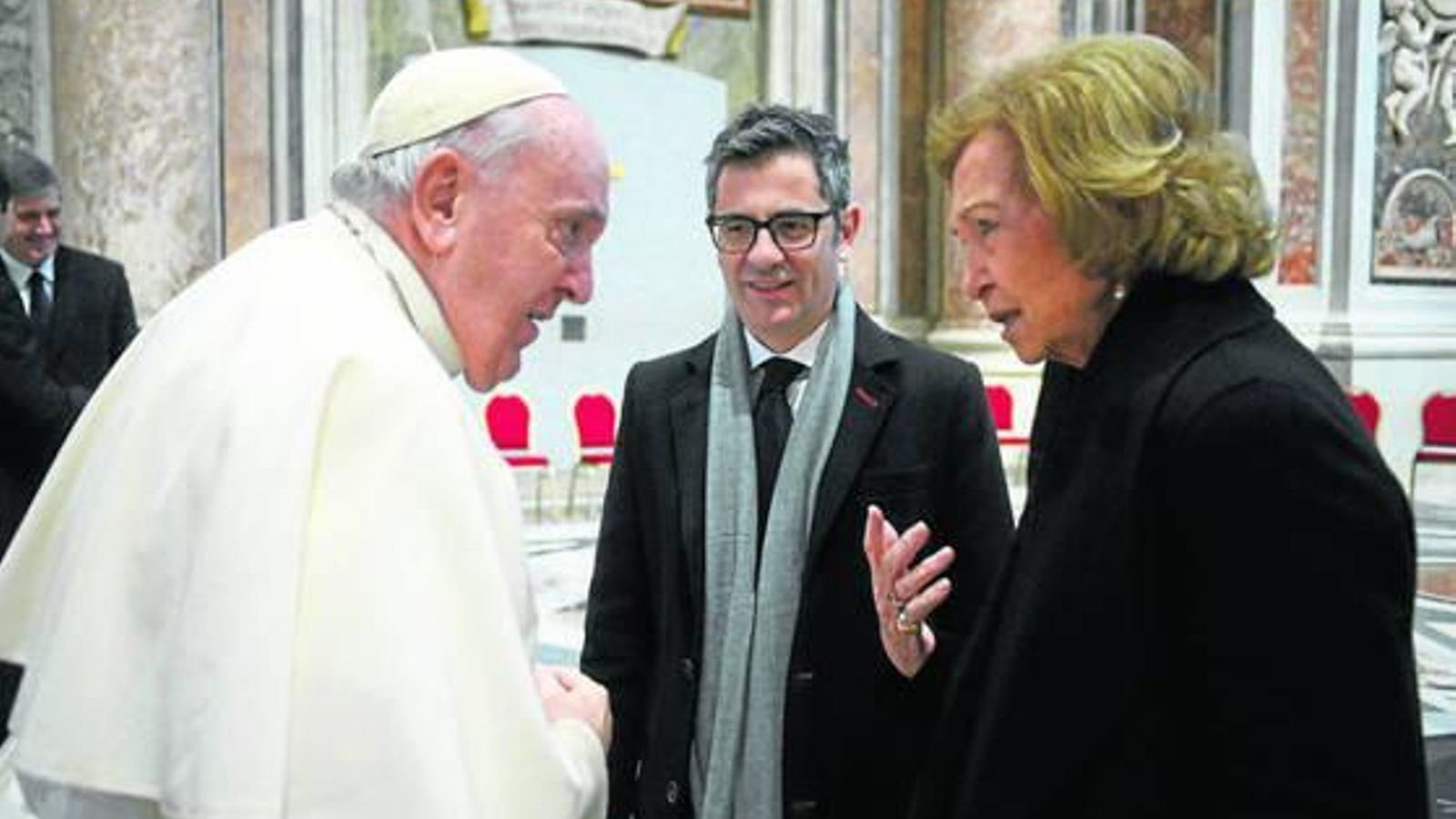 La reina Sofía saluda al papa Francisco ante la presencia del ministro de Presidencia, Félix Bolaños