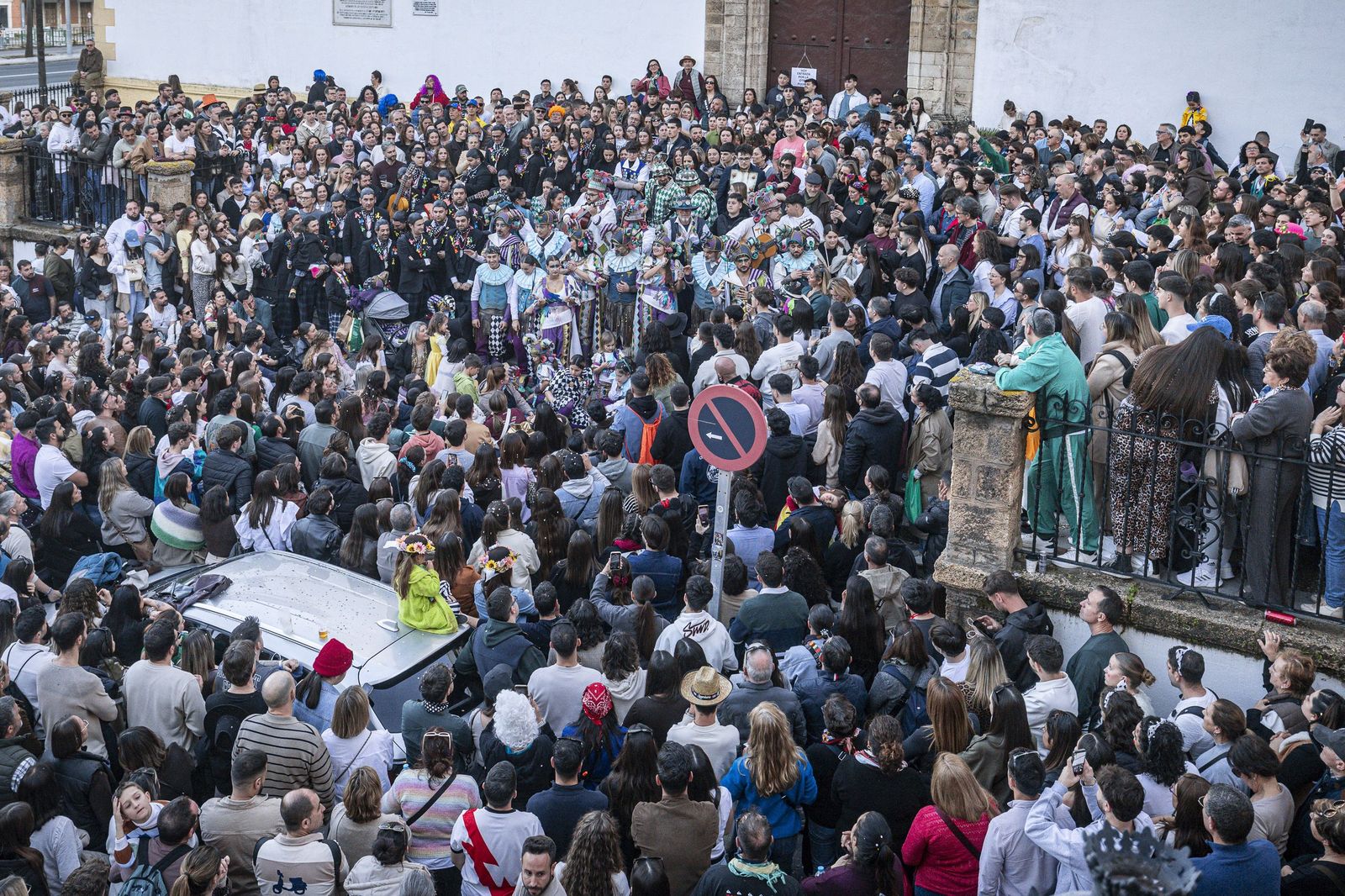 El multitudinario encuentro entre los dos primeros premios del Carnaval de Cádiz, en imágenes