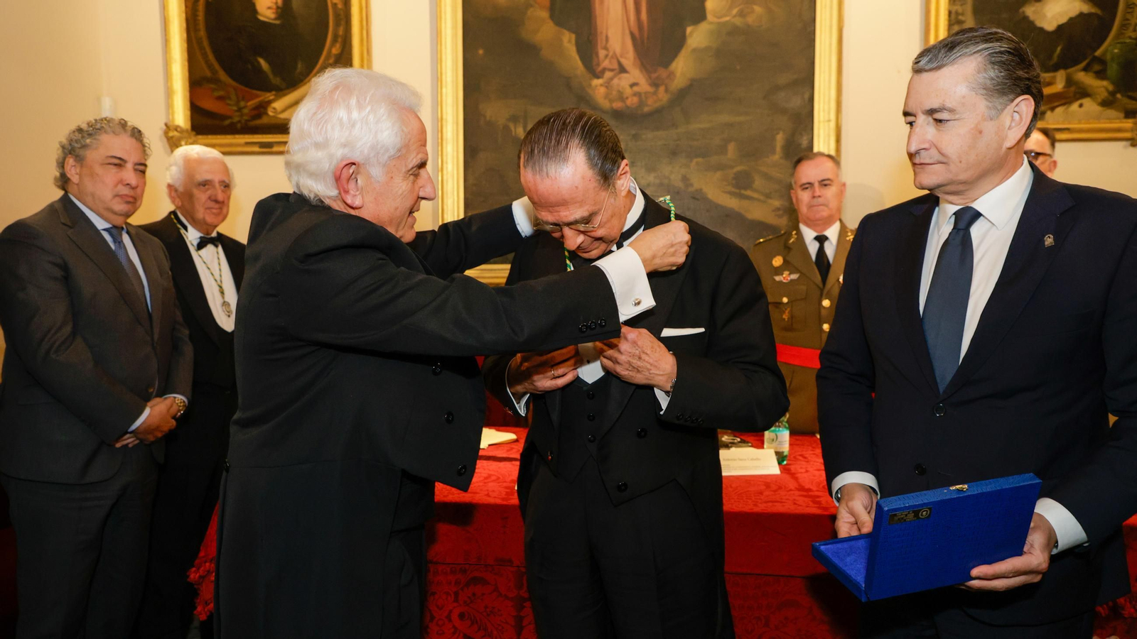 Las imágenes del ingreso en la Academia de Ciencias Sociales y del Medio Ambiente, Antonio Vázquez, apadrinado por José Damián Bogas