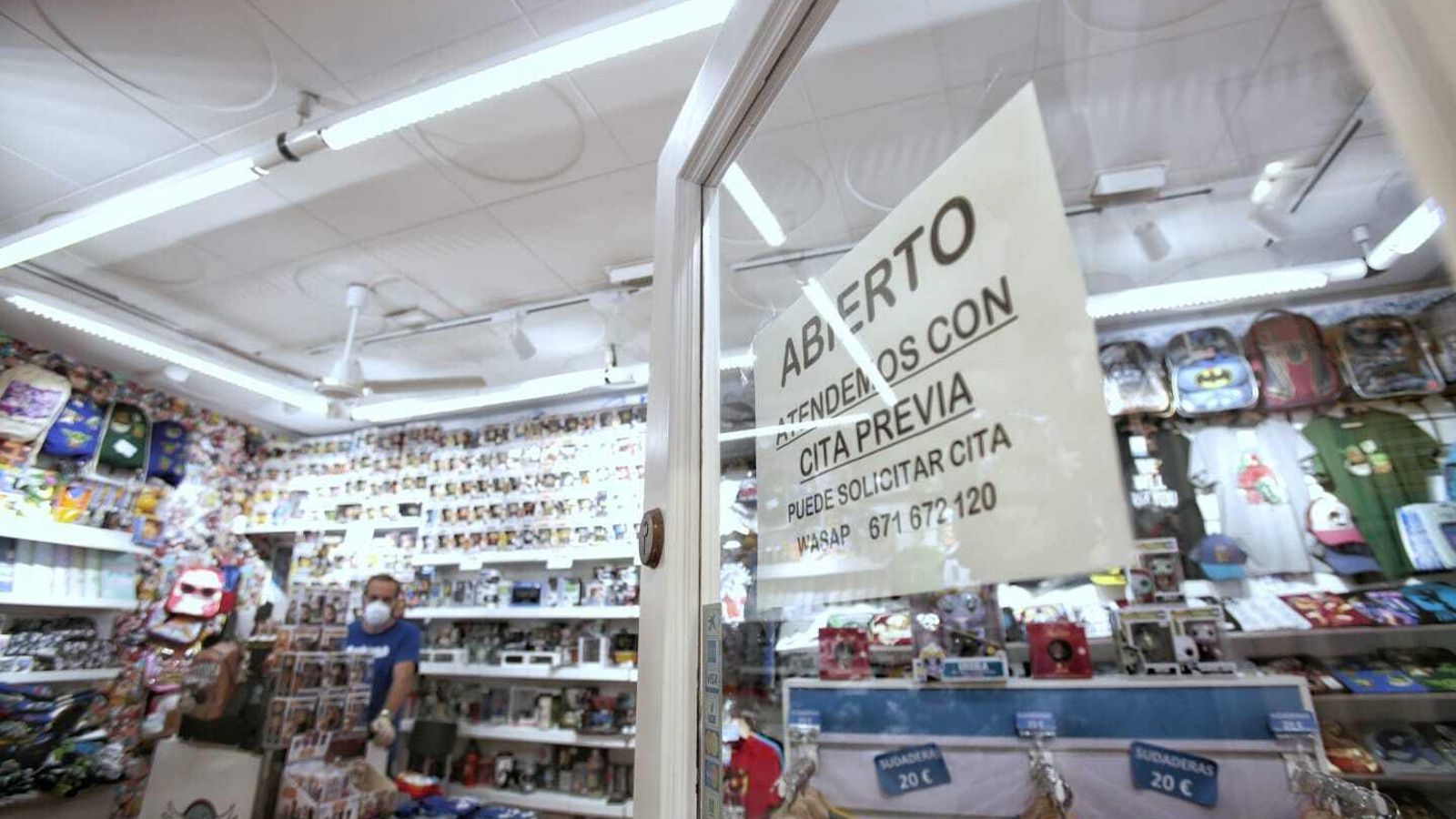 La tienda Friking, en la calle José del Toro, muestra el cartel de apertura con cita previa.