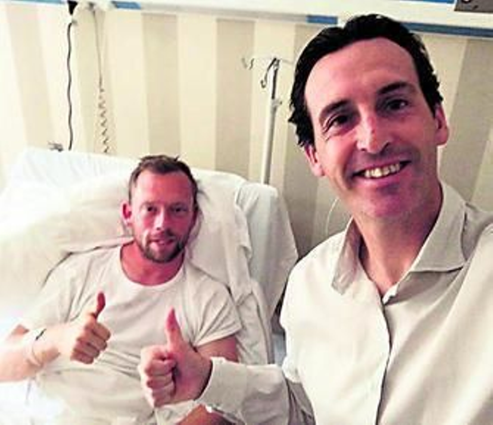 Unai Emery, en su visita matinal a Krohn-Dehli, antes de que el jugador recibiera el alta médica.