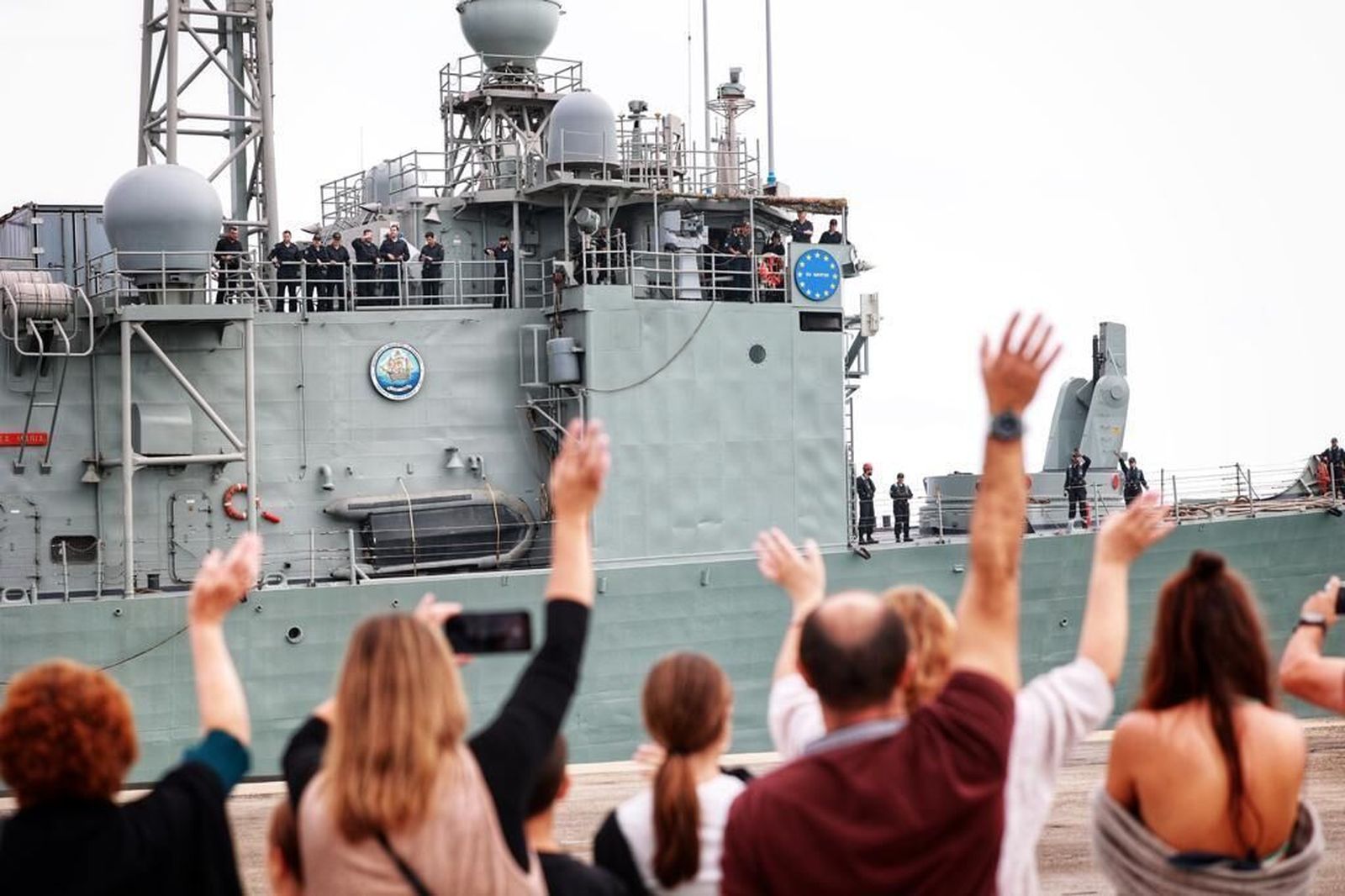 Despedida de la fragata desde la Base de Rota.