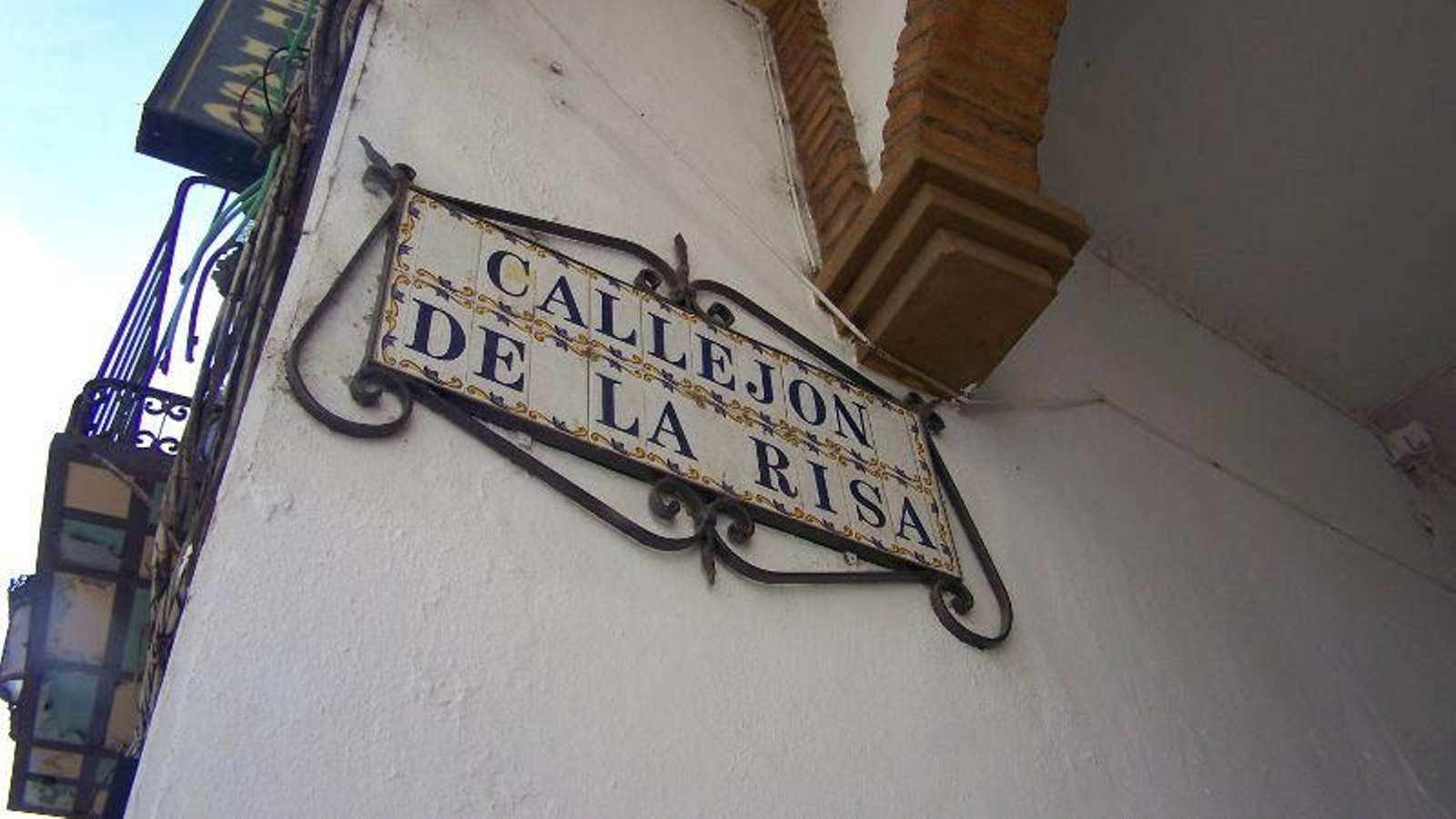Placa con el nombre del callejón en su acceso desde el paseo.