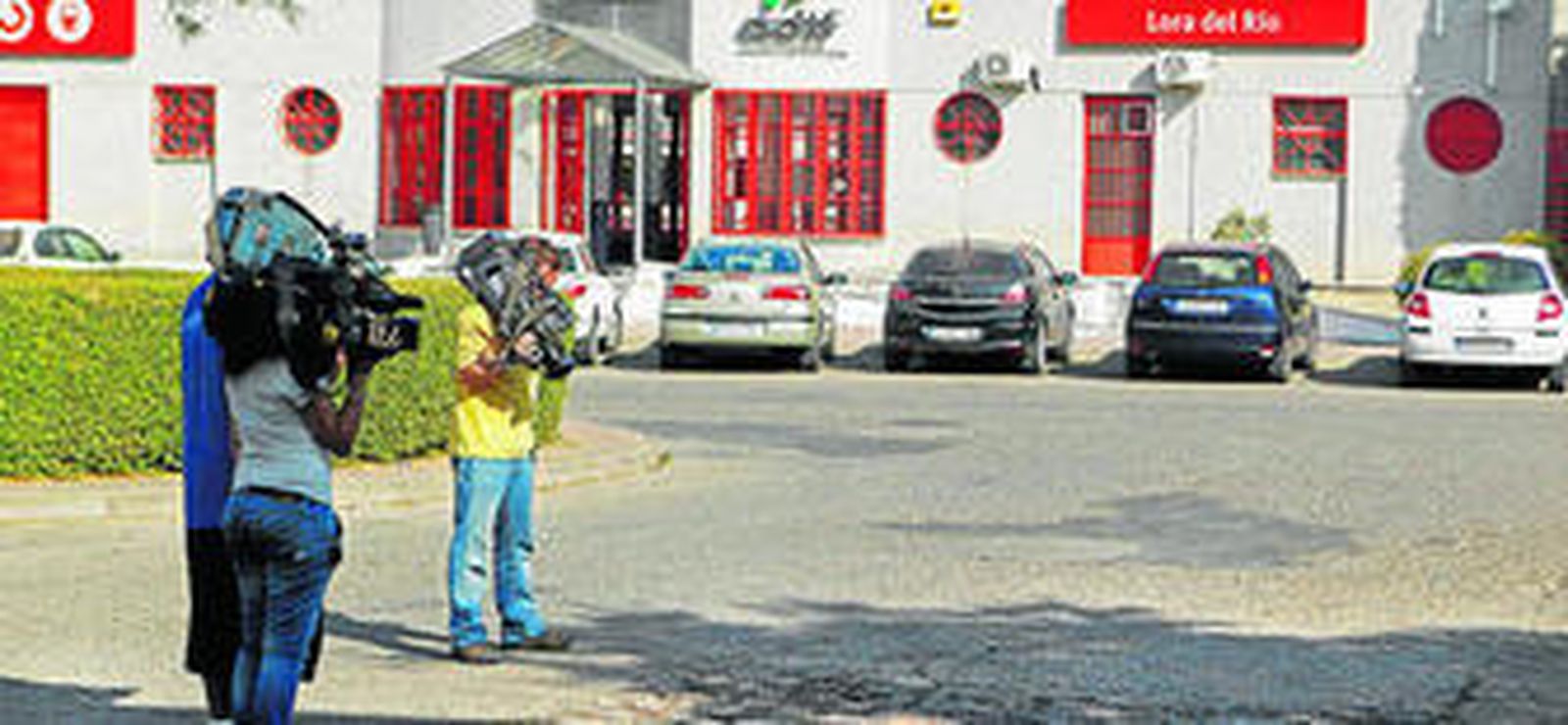 Varios cámaras graban en el lugar donde se produjo el asesinato de Lucía M. G. el 17 de septiembre de 2011.