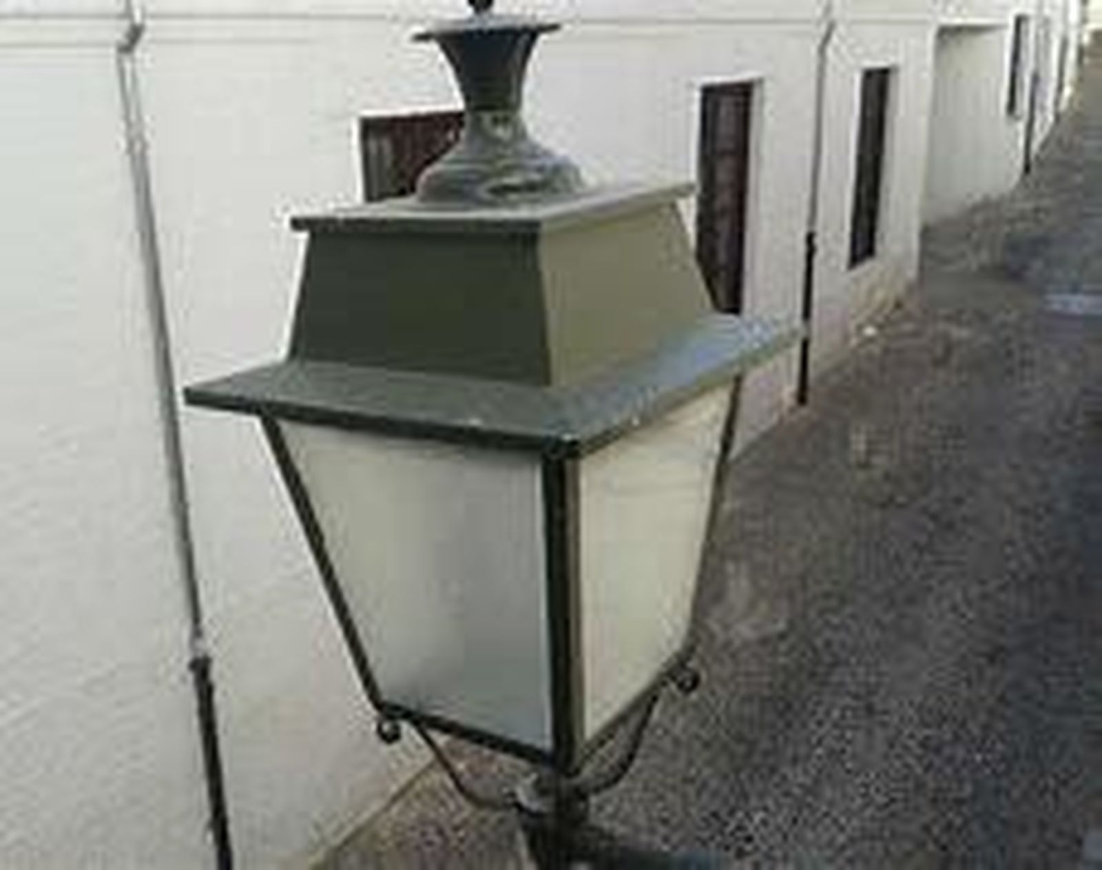 Farola tipo Albaicín, la que estaba normalizada en la ciudad de Granada.