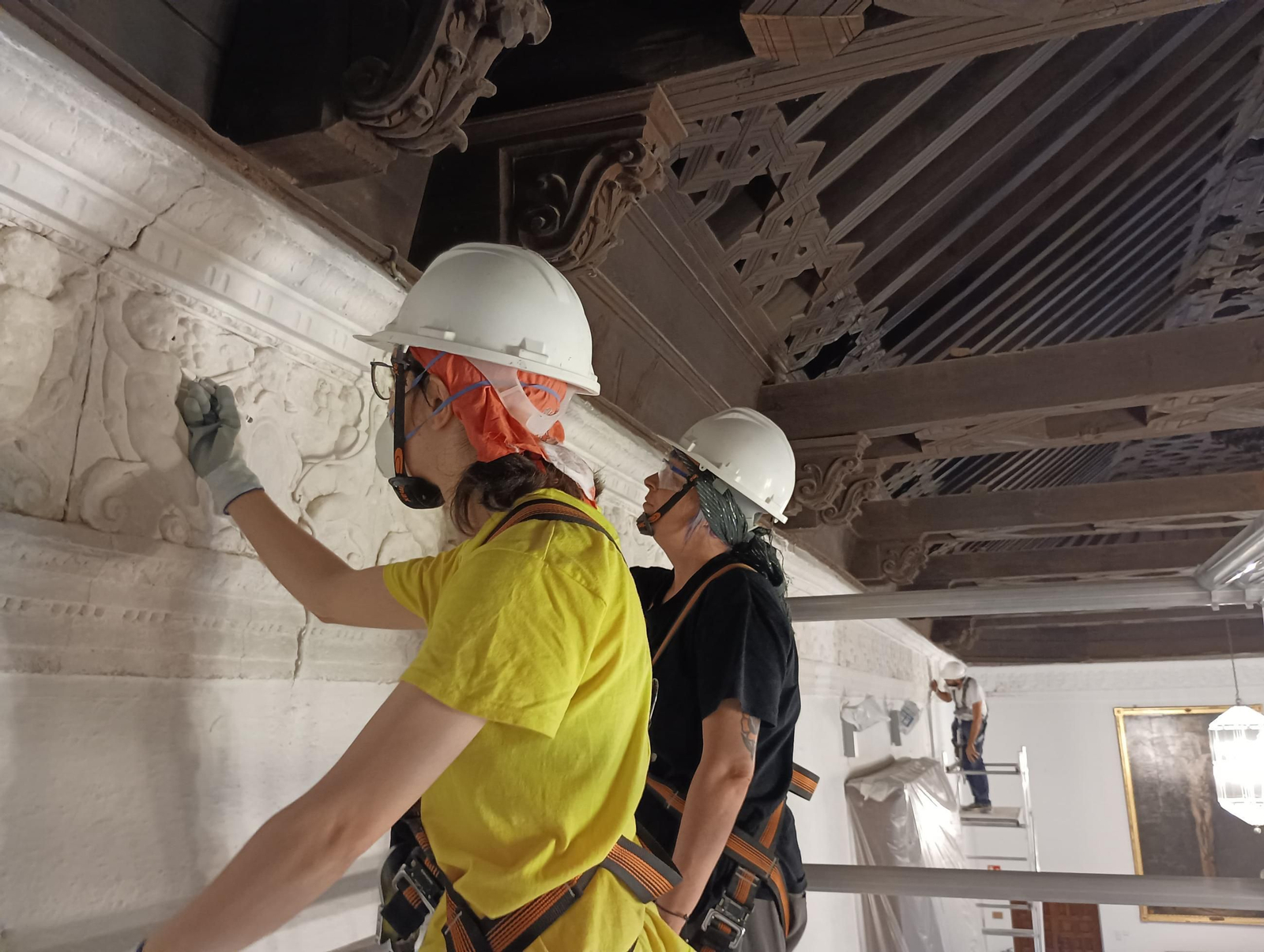 Trabajos en el friso del Salón de Rectores del Hospital Real, sede del Rectorado de la UGR.