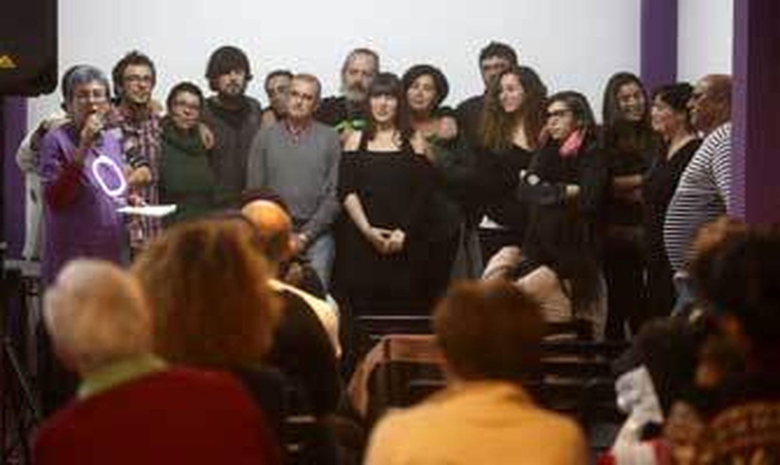 Ana Camelo, a la izquierda, en la asamblea extraordinaria de ayer. /Jesús Marín