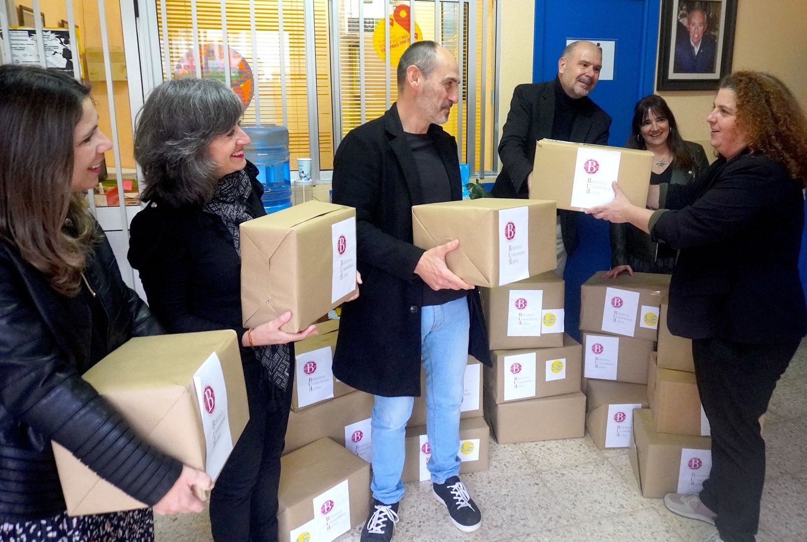 La Biblioteca de la UHU entrega a la asociación Agua Viva el material escolar recaudado en la campaña de 'Lápices solidarios'