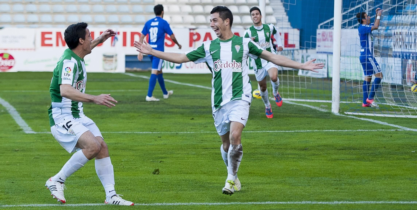 Caballero celebra un gol del Córdoba CF en El Toralín ante la Ponferradina en 2012.