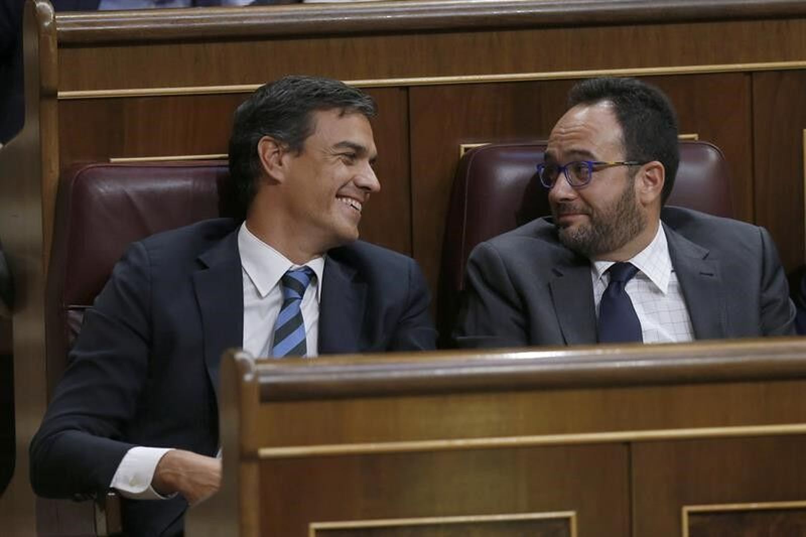Pedro Sánchez habla con Antonio Hernando en la etapa de éste como diputado.
