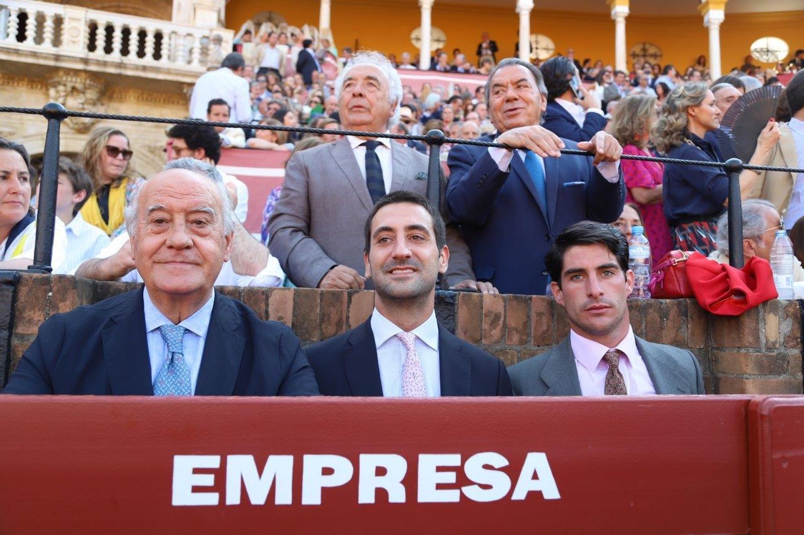 Las imágenes de los famosos y las autoridades en la corrida del sábado de Feria
