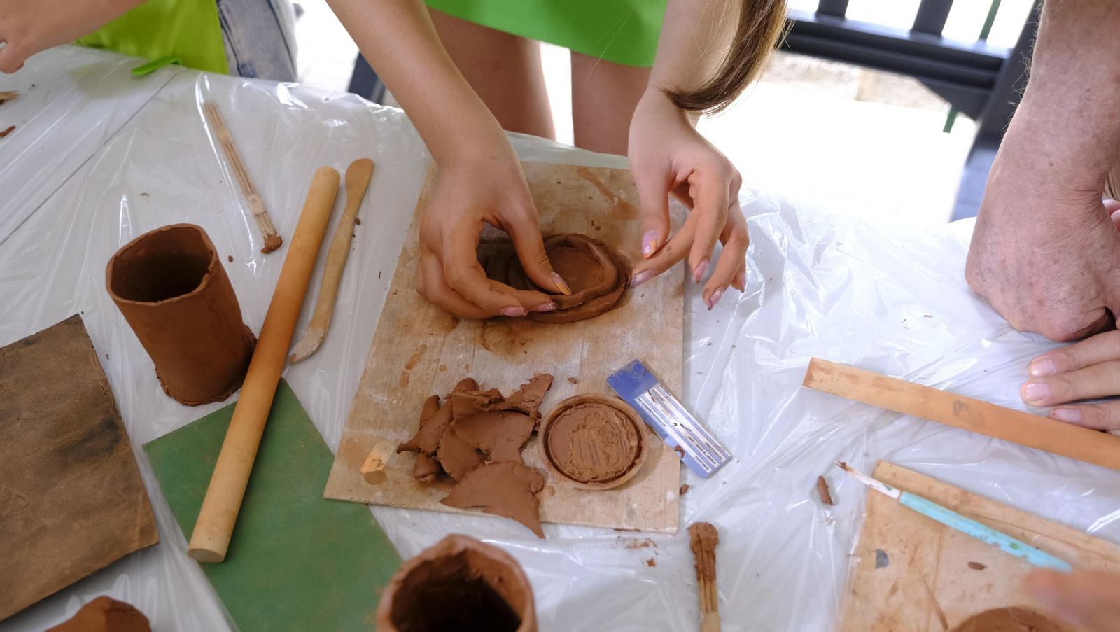Las imágenes de los talleres familiares de cerámica en la Feria de Almería 2025