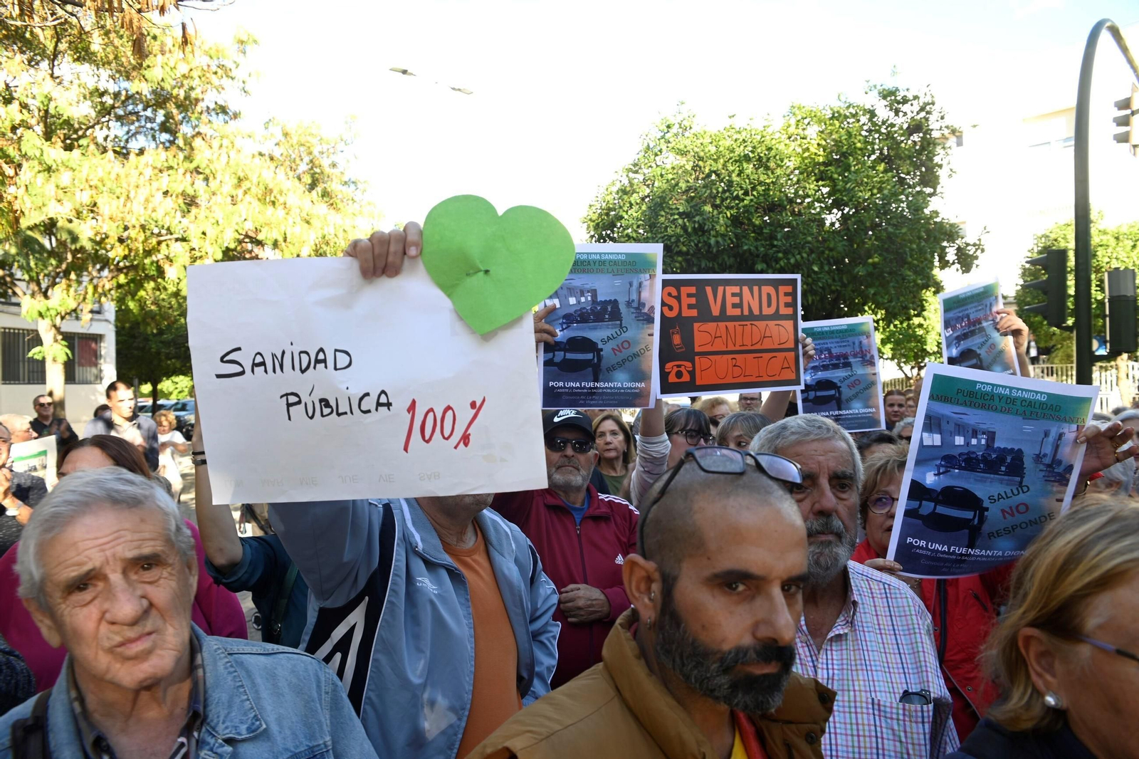 La protesta de los vecinos de la Fuensanta en defensa de la sanidad públicas, en imágenes La protesta de los vecinos de la Fuensanta en defensa de la sanidad públicas, en imágenes