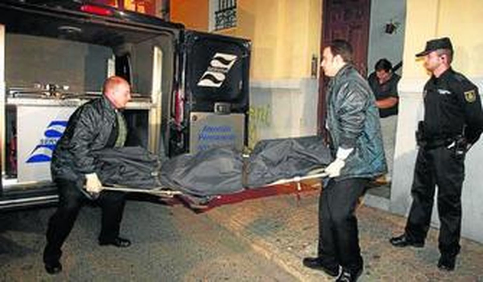 Los servicios fúnebres sacan el cuerpo de otra mujer asesinada en Sevilla, en noviembre pasado.
