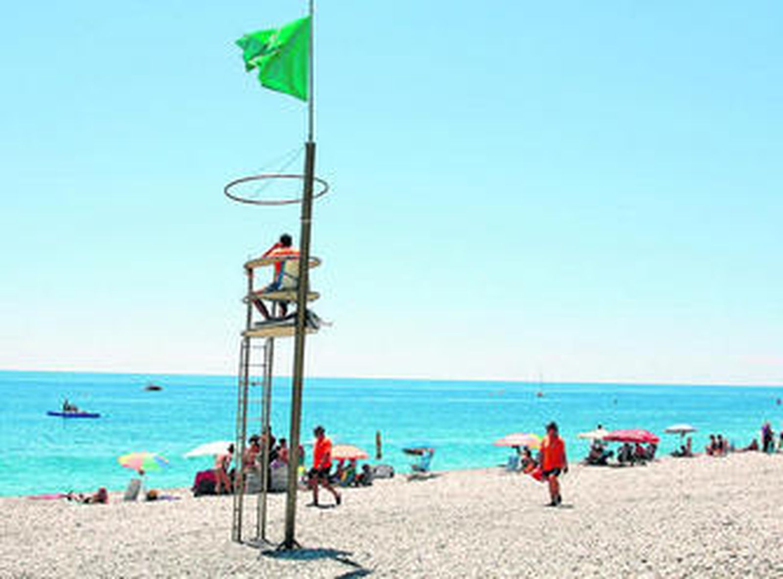 El personal de Protección Civil atiende a las personas afectadas por las picaduras.