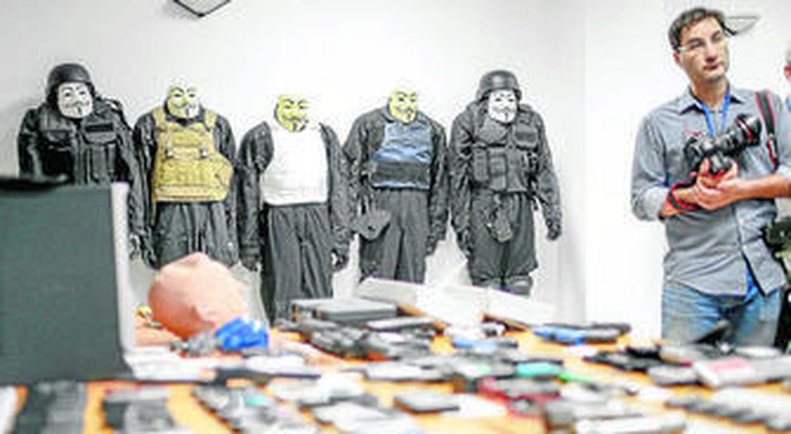 Maniquíes con las prendas que portaban los integrantes de esta banda para realizar sus atracos, incluyendo chalecos antibalas y caretas.