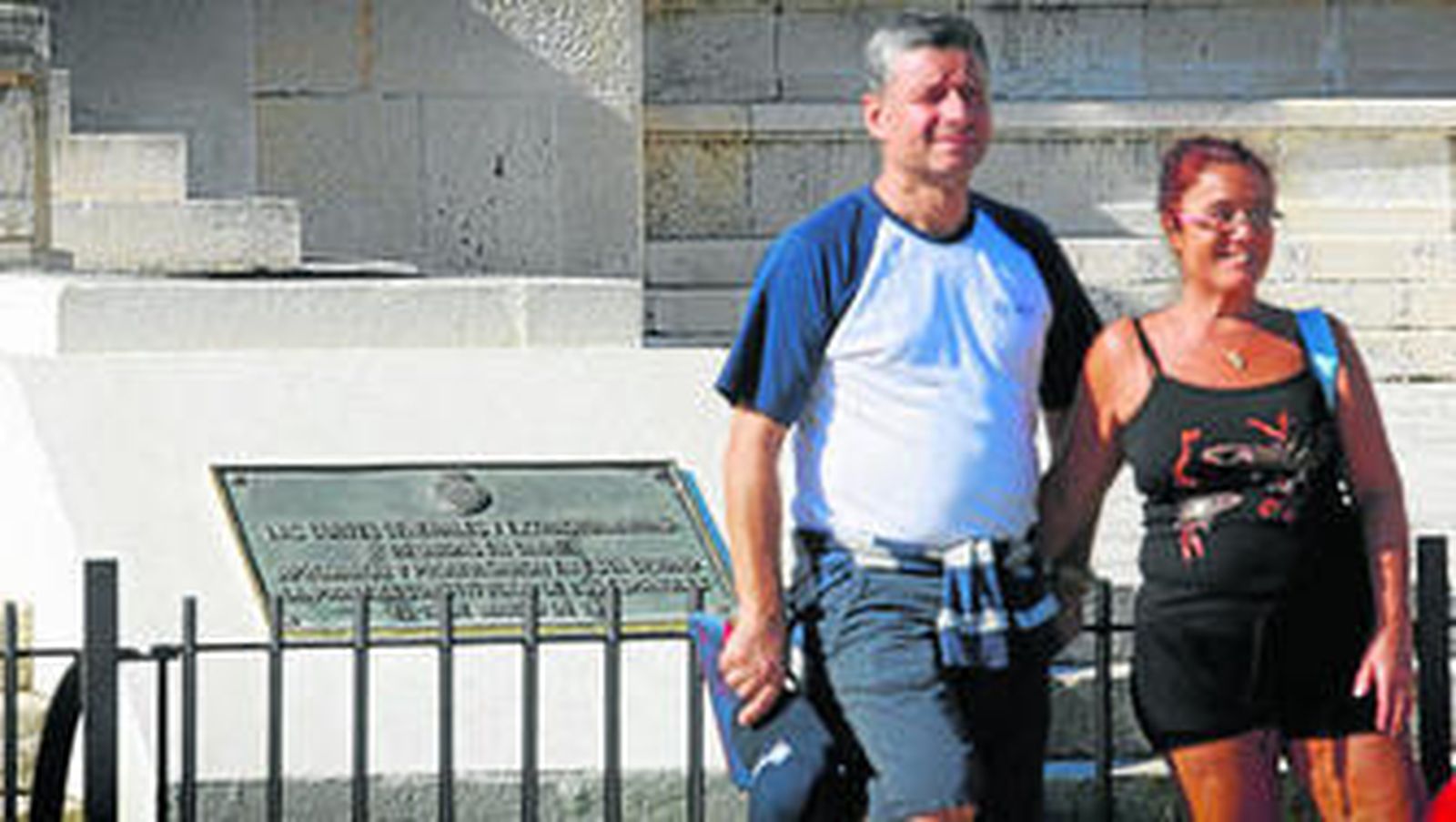 Dos turistas se fotografiaban la semana pasada frente al monumento a Las Cortes y al pebetero, que estaba apagado.