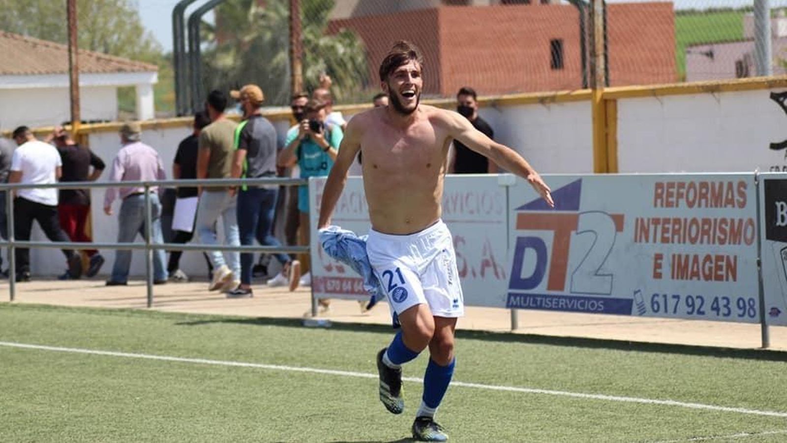 Manolo Baeza celebra el 3-4 que logró en el descuento.