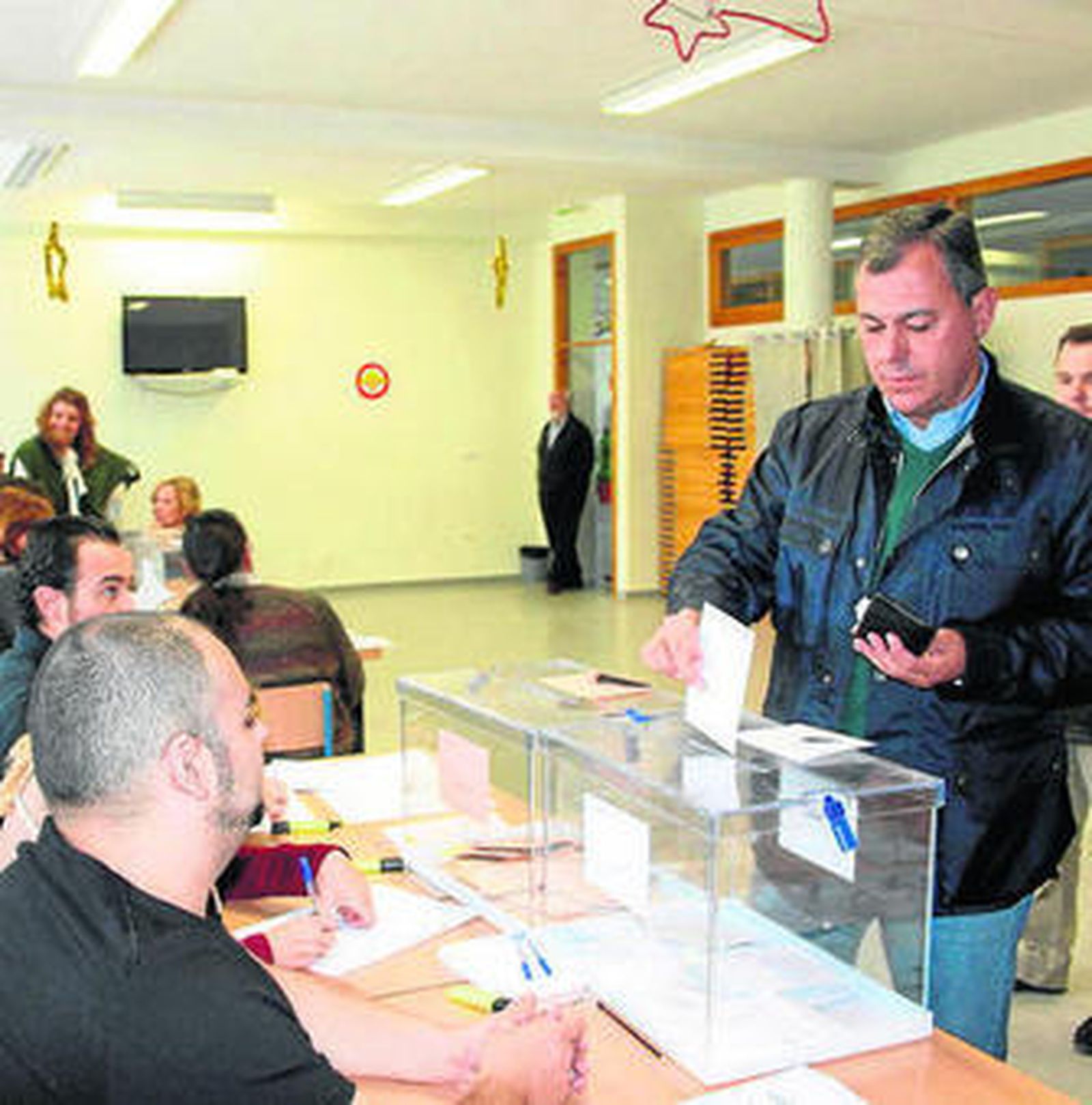 José Luis Sanz votando ayer en Tomares, donde ganó el PP.