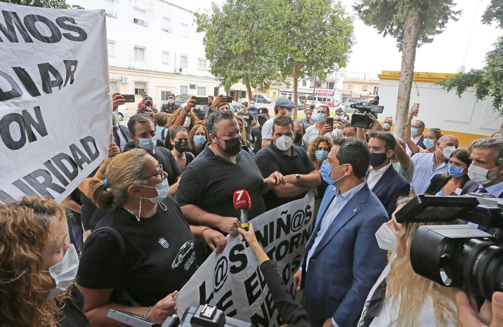 Juanma Moreno Bonilla, dialogando con los padres.
