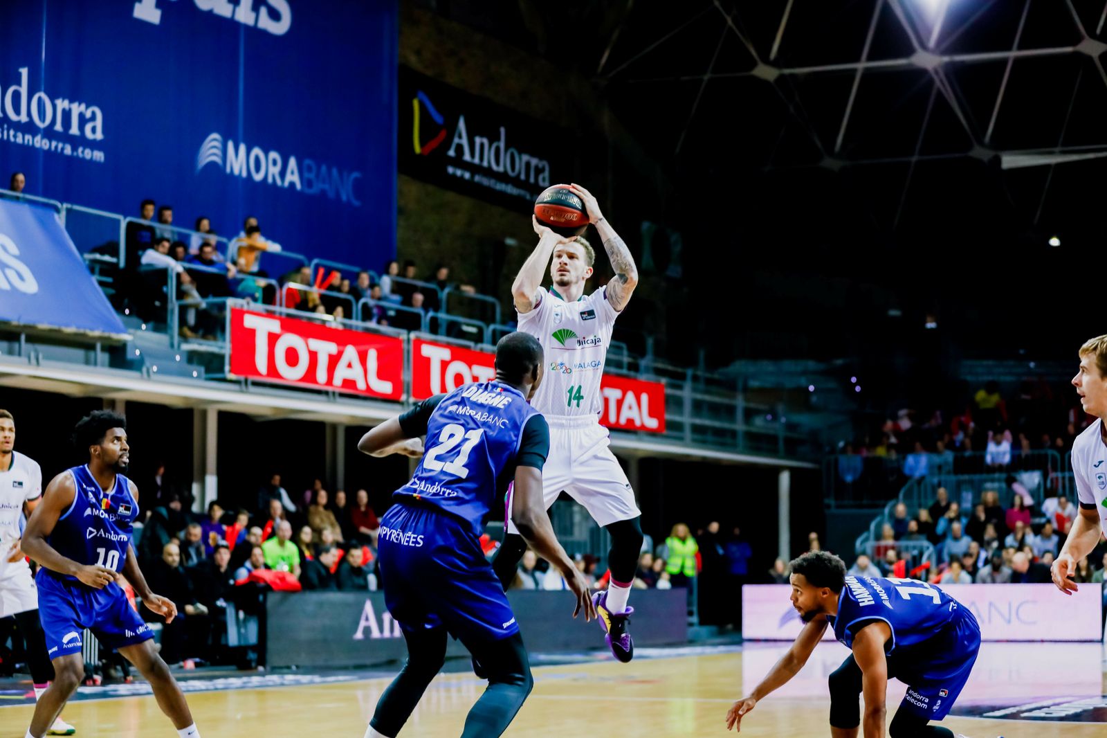 Adams lanza a canasta ante la presencia ante la presencia de Diagné.