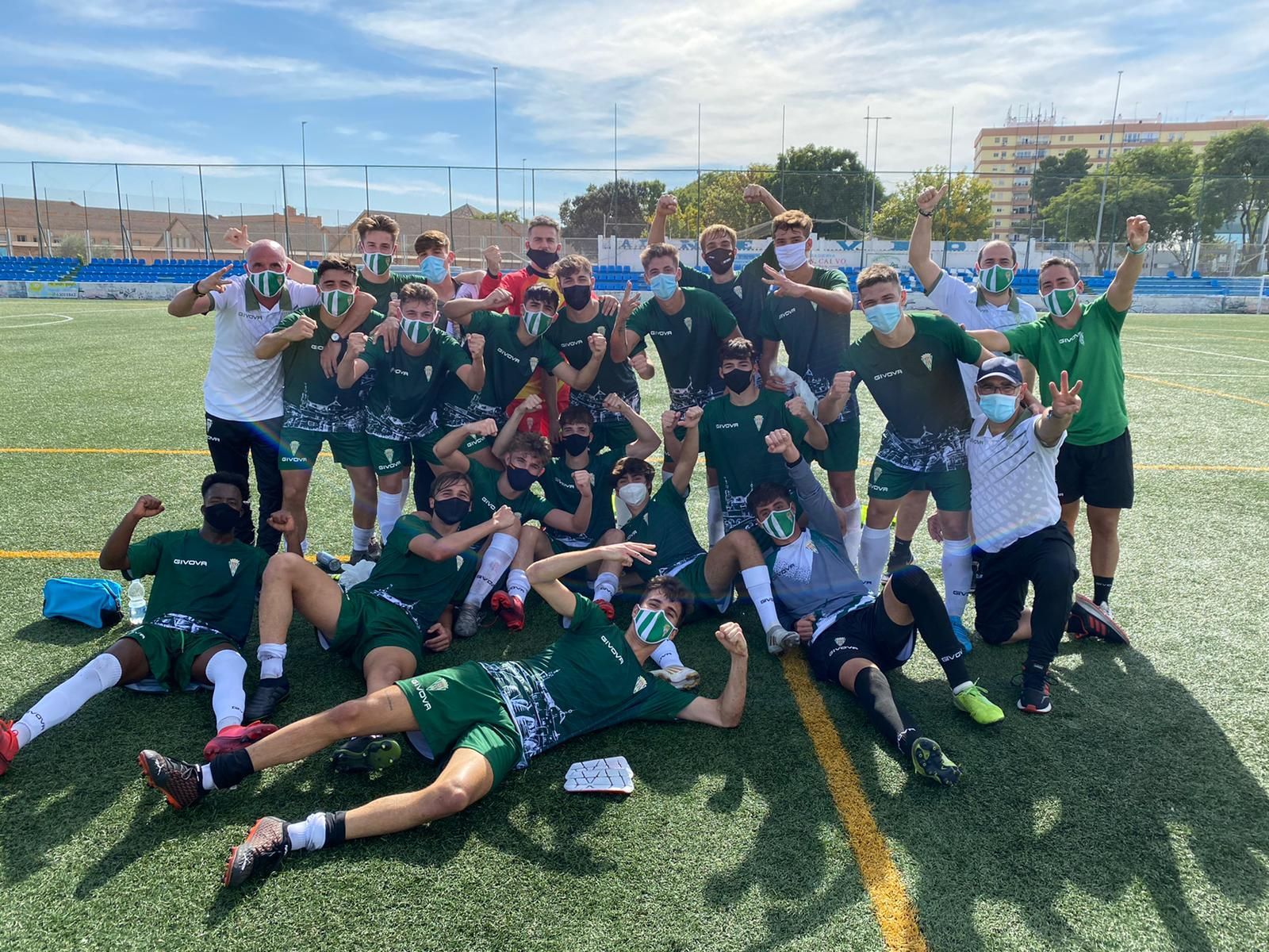 Los jugadores del Córdoba juvenil celebran el triunfo en el Centro Deportivo Antonio Puerta.