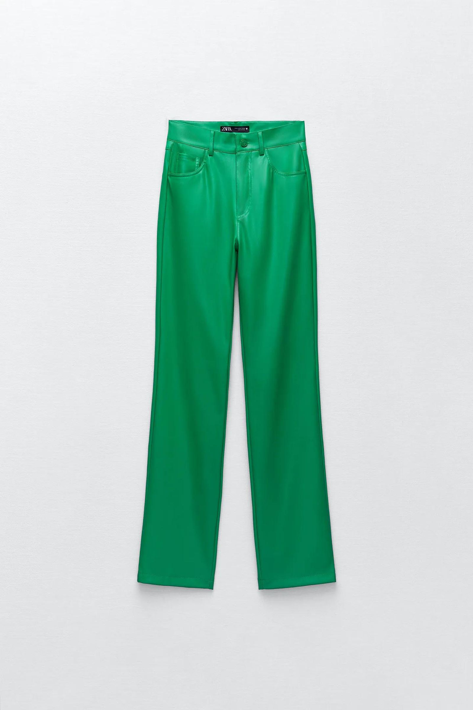 Pantalones verde de Zara para un look como el de Amelia Bono.