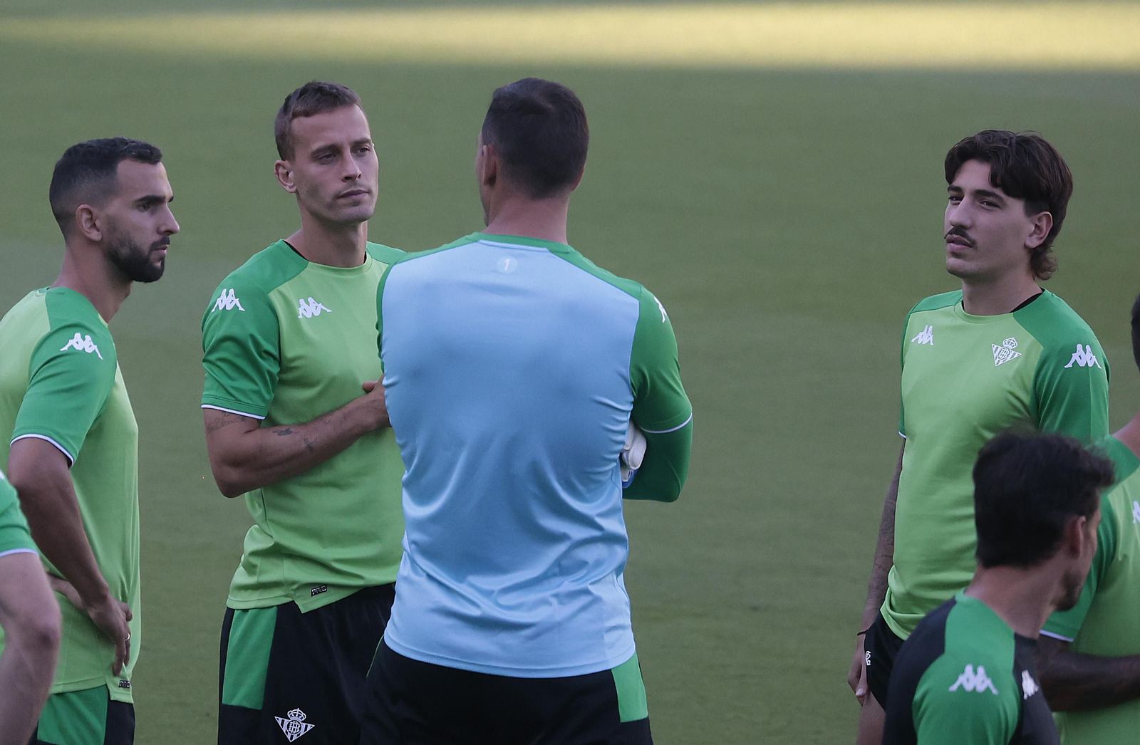 Montoya, Canales y Bellerín, en el entrenamiento.